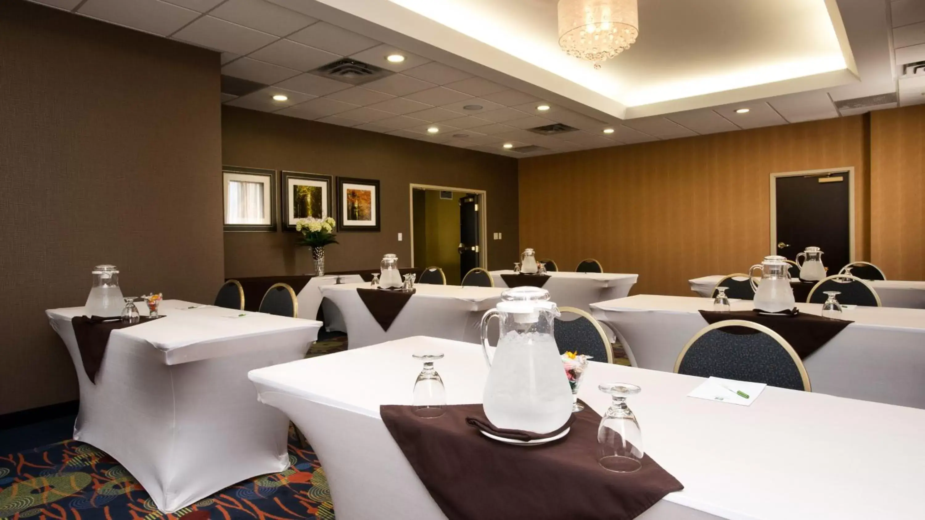 Meeting/conference room, Restaurant/Places to Eat in Holiday Inn & Suites Mississauga West - Meadowvale, an IHG Hotel