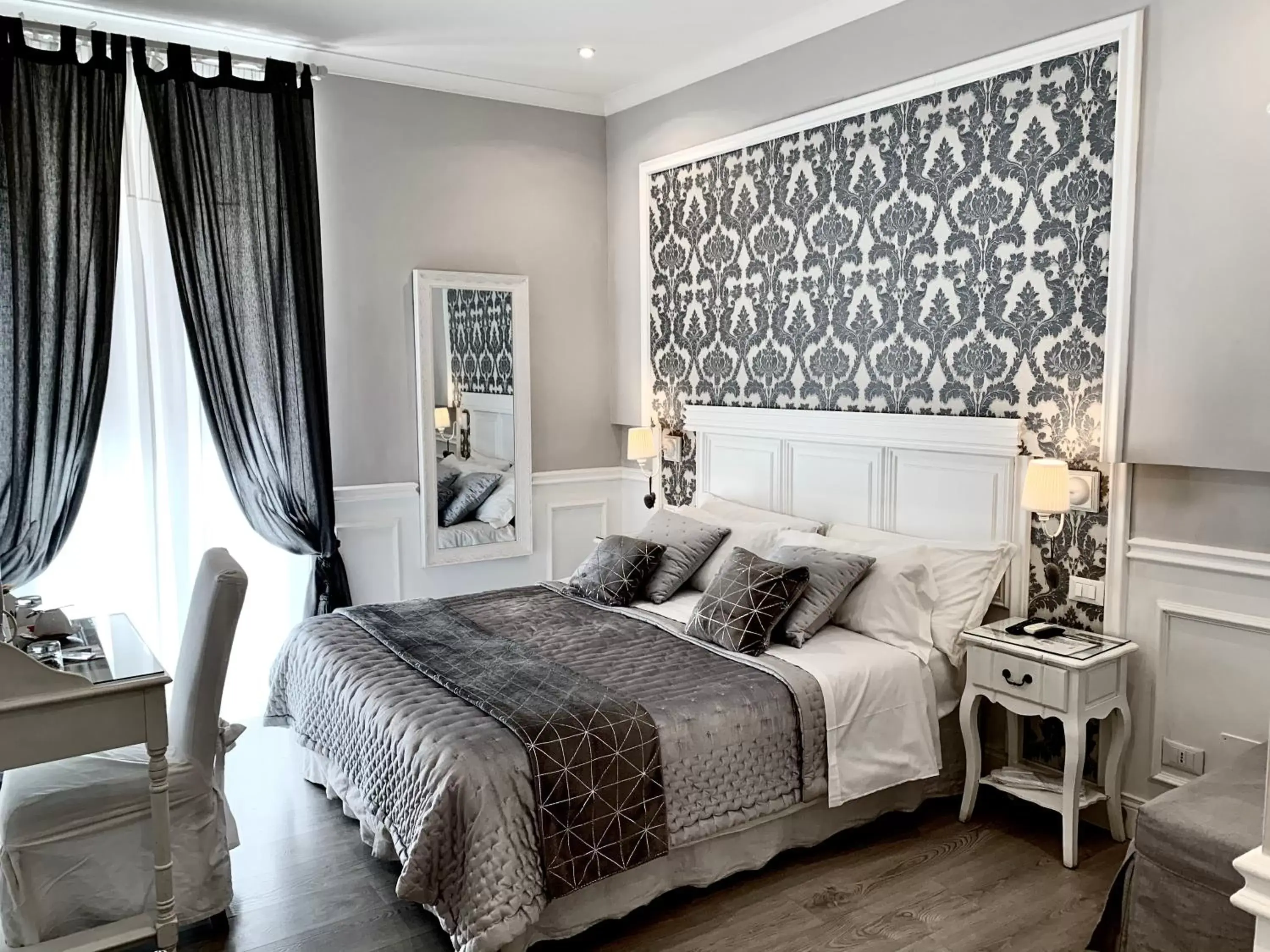 Photo of the whole room, Bed in Charme & Chic
