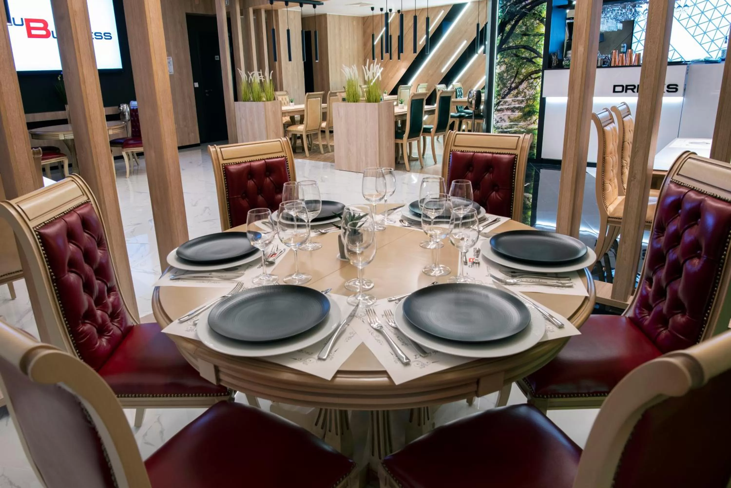 Restaurant/places to eat in Family Hotel Business Club