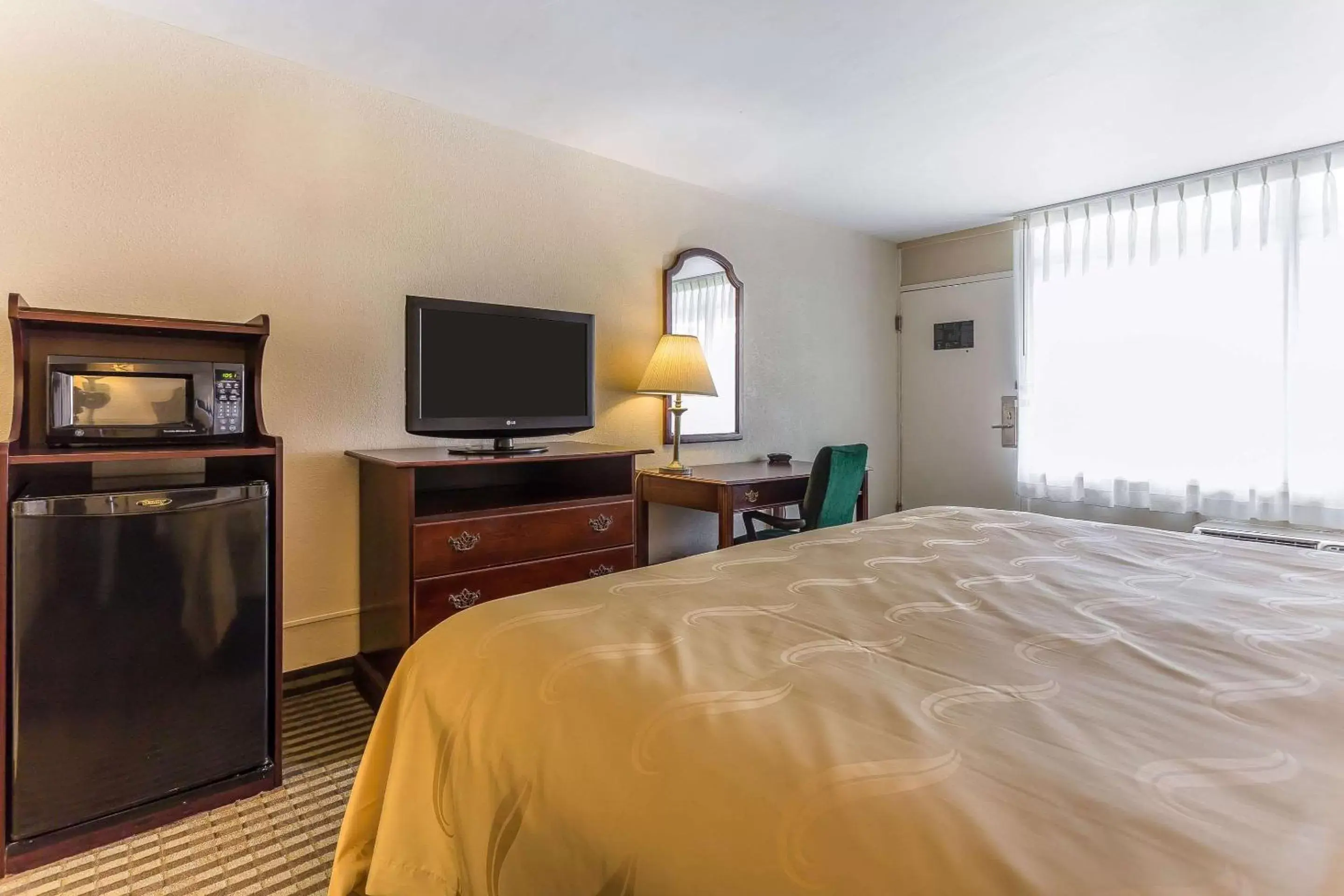 Photo of the whole room, TV/Entertainment Center in Quality Inn & Suites Georgetown