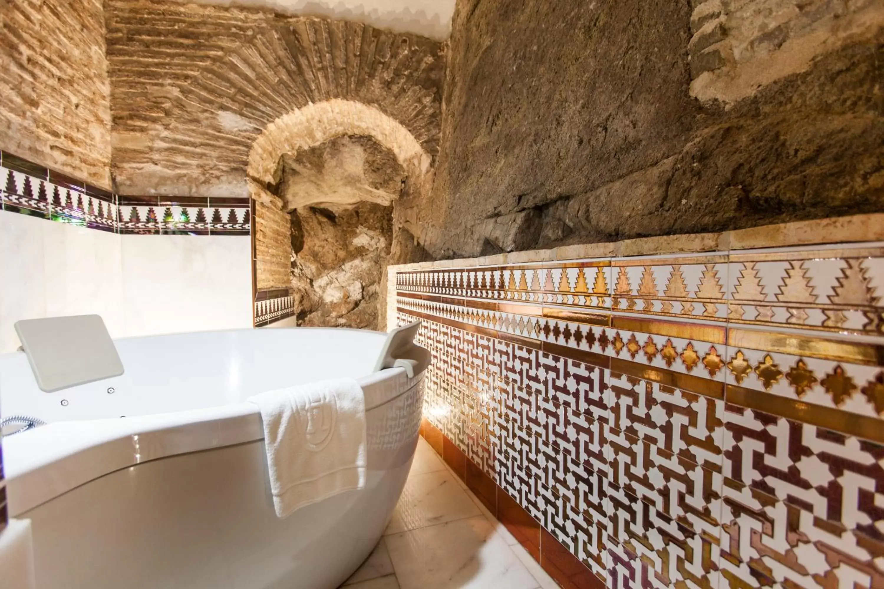 Hot Tub, Bathroom in Hotel Pintor El Greco