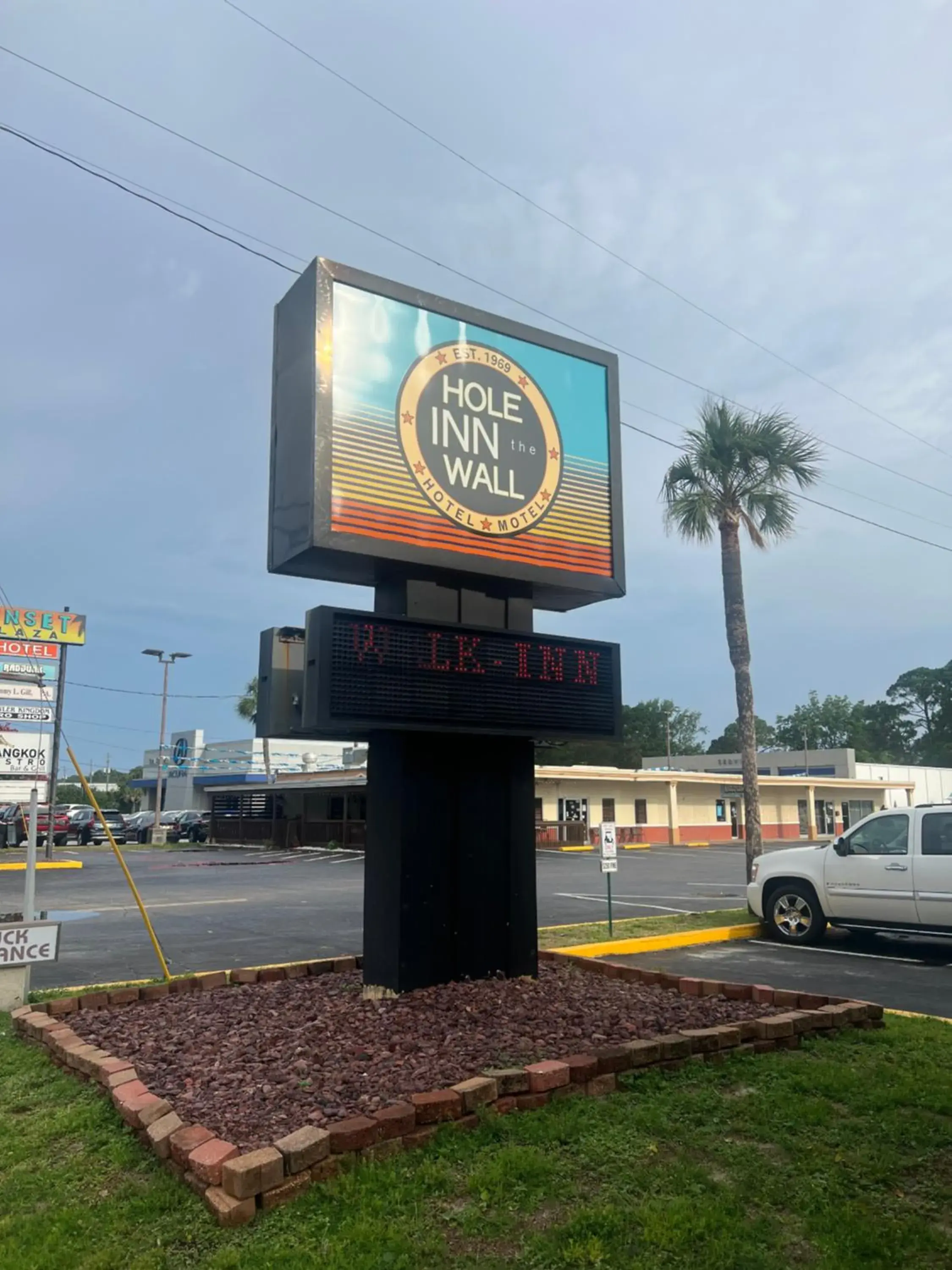 Property building, Property Logo/Sign in Hole Inn the Wall Hotel - Sunset Plaza - Fort Walton Beach