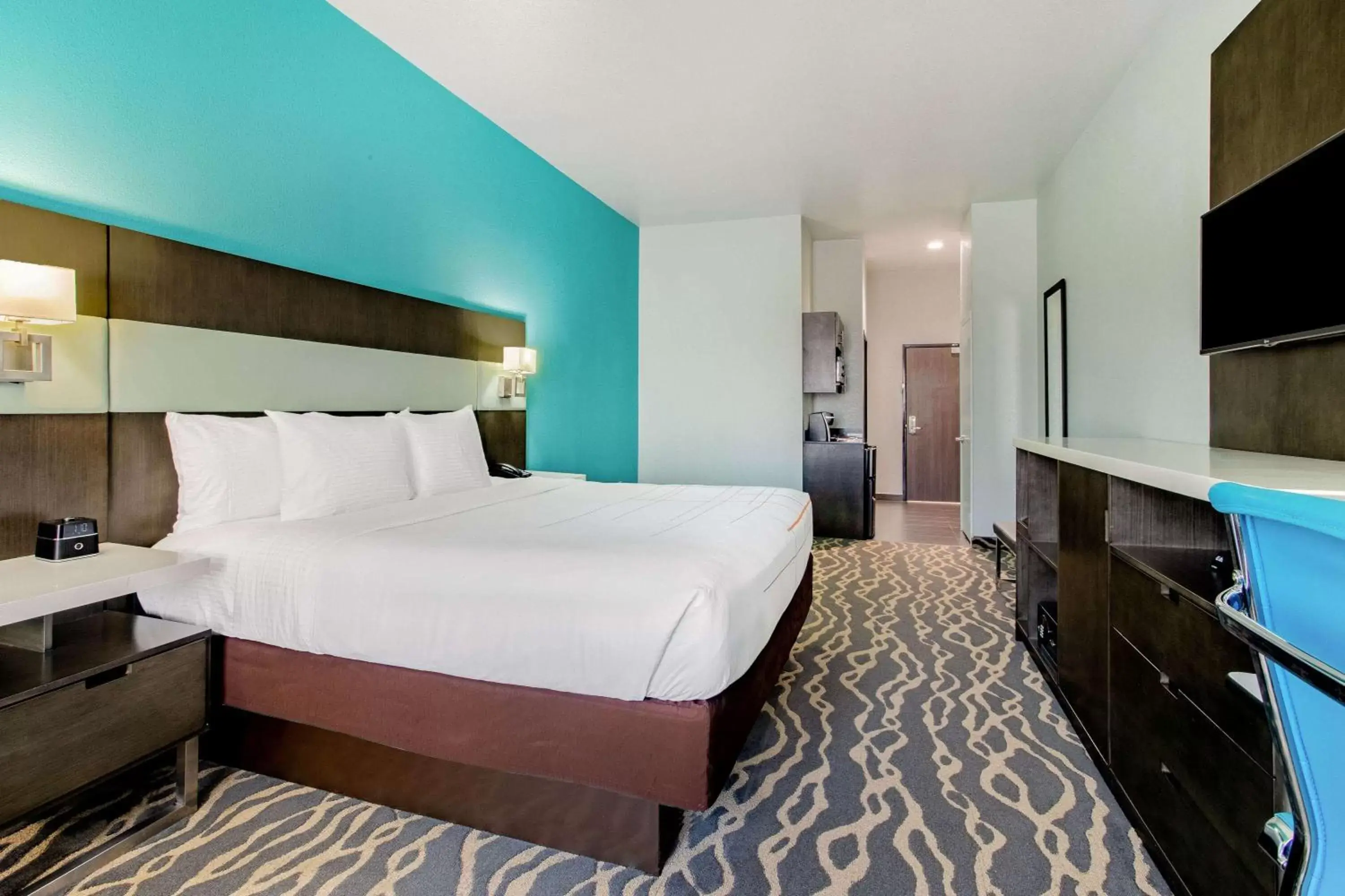 Photo of the whole room, Bed in La Quinta Inn & Suites by Wyndham Northlake Ft. Worth