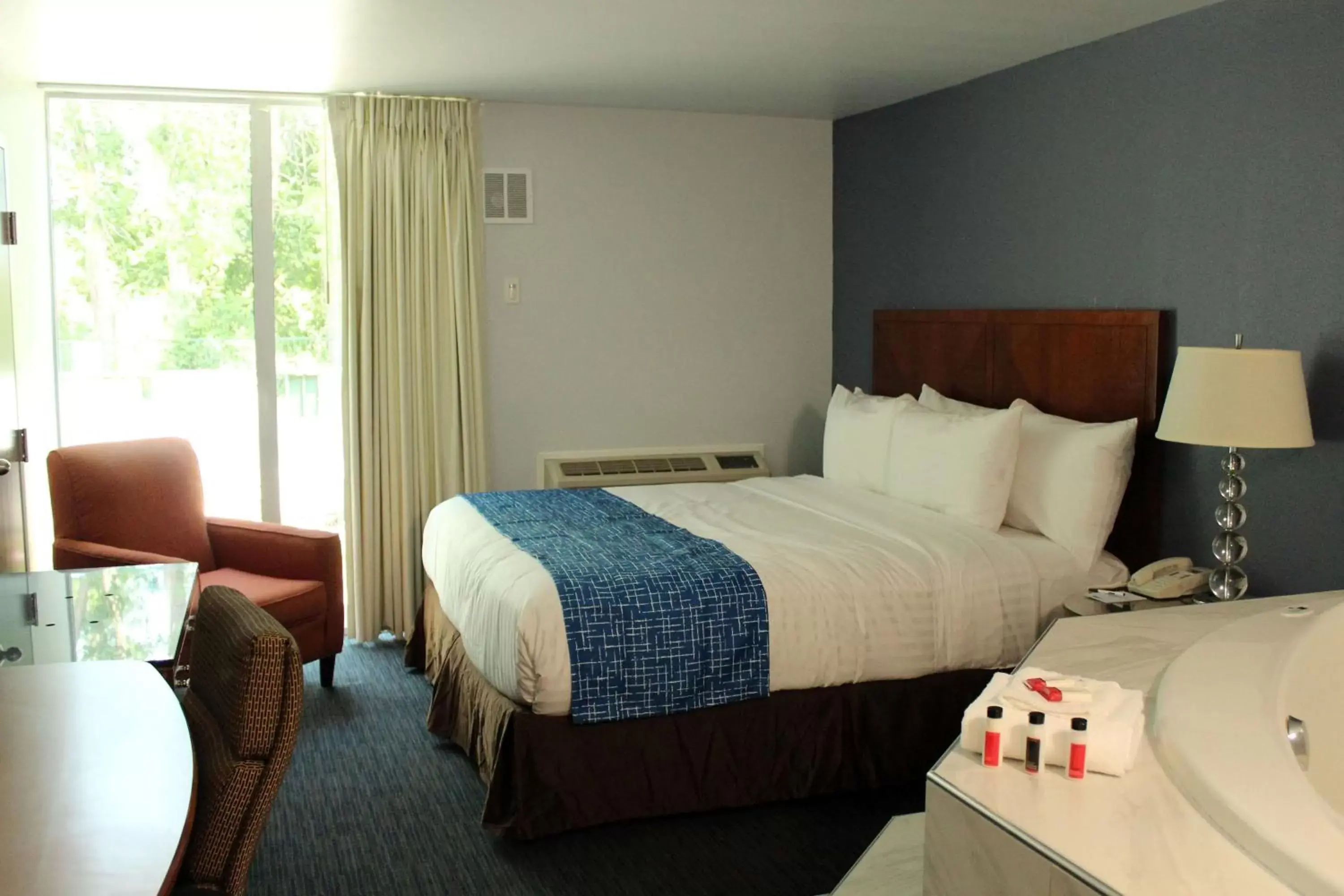 Photo of the whole room, Bed in Travelodge by Wyndham Water's Edge Hotel - Racine