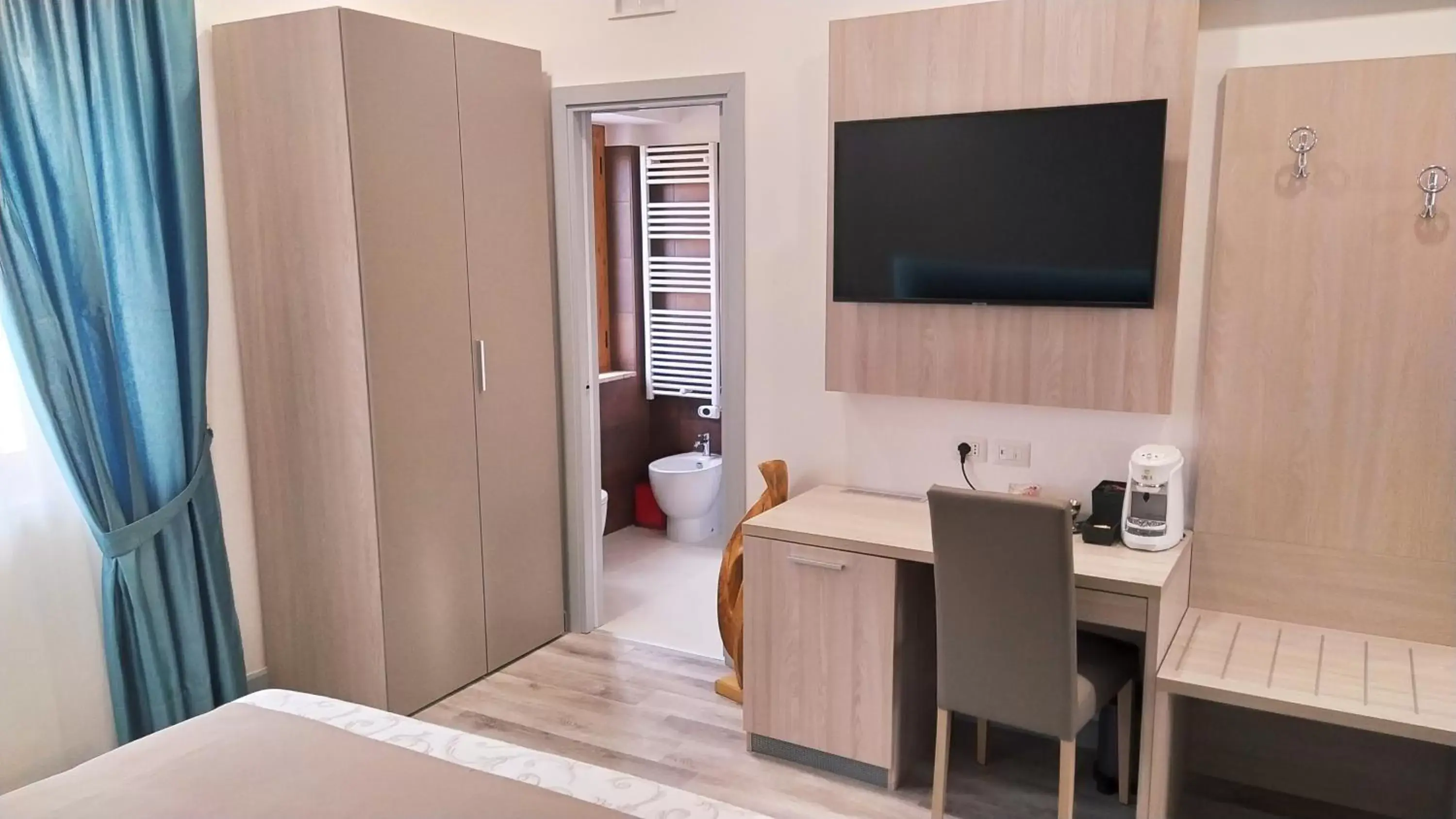 Shower, TV/Entertainment Center in B&B La Stazione