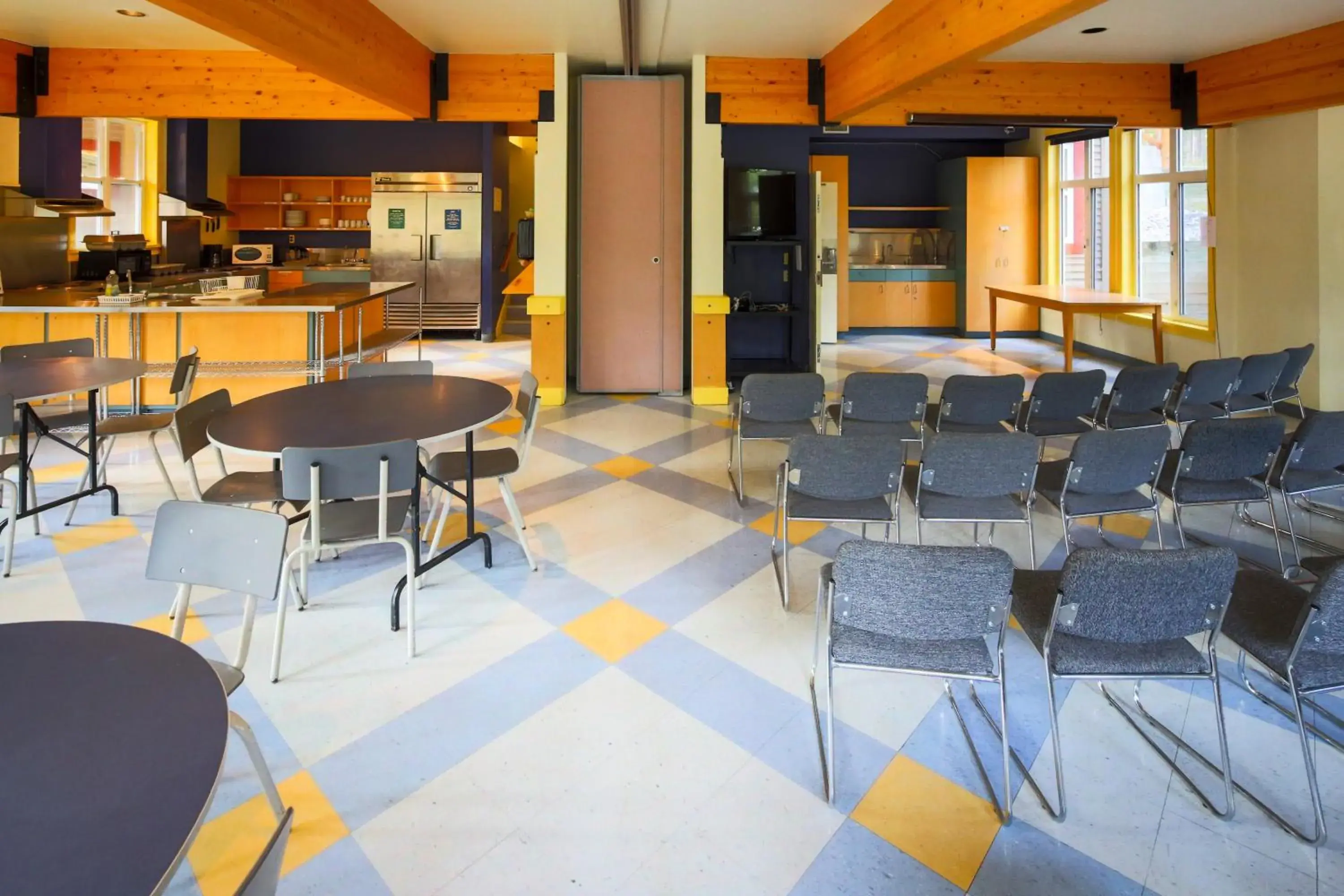 Meeting/conference room in HI Banff Alpine Centre - Hostel