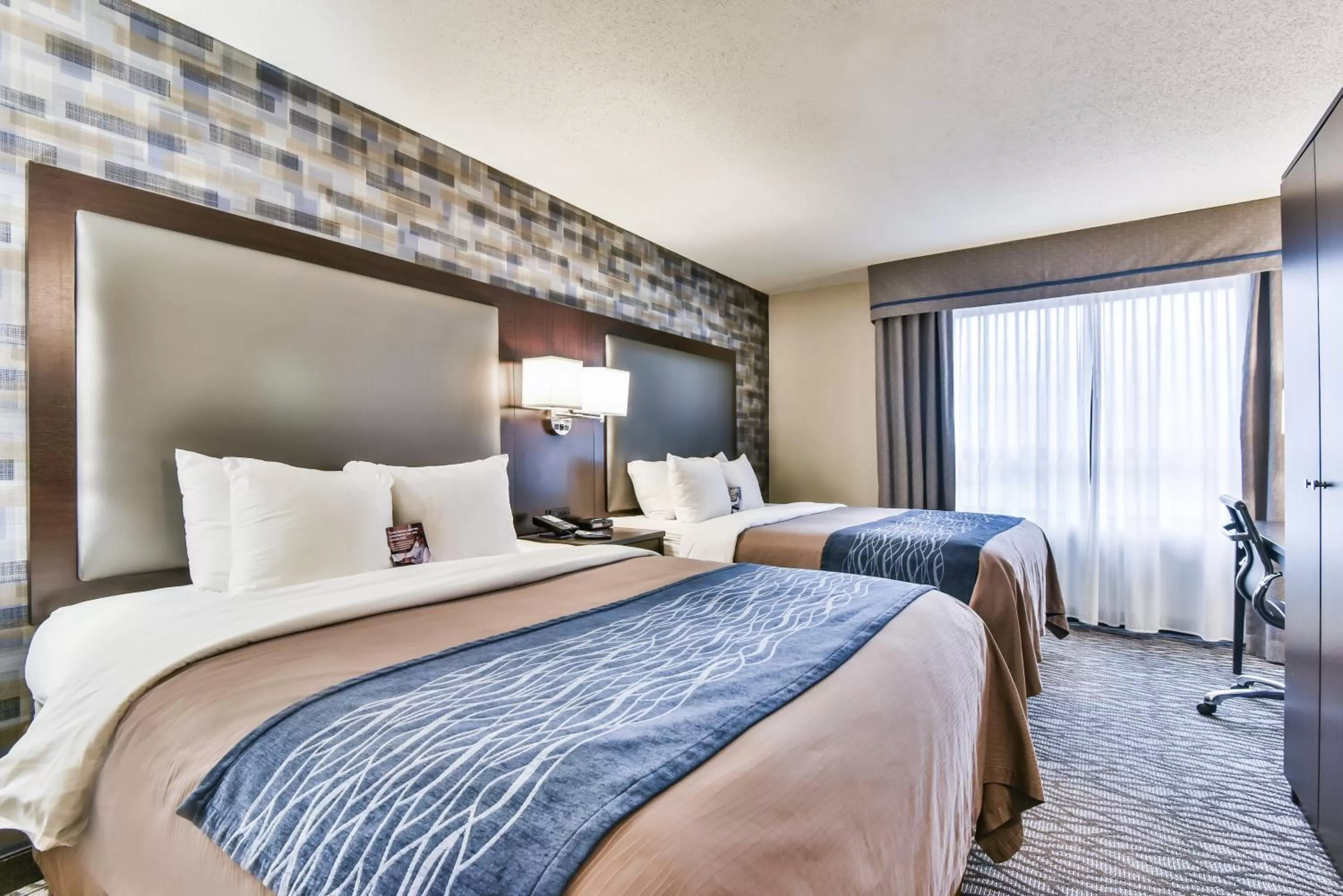 Bedroom, Bed in Comfort Inn Montreal Aeroport