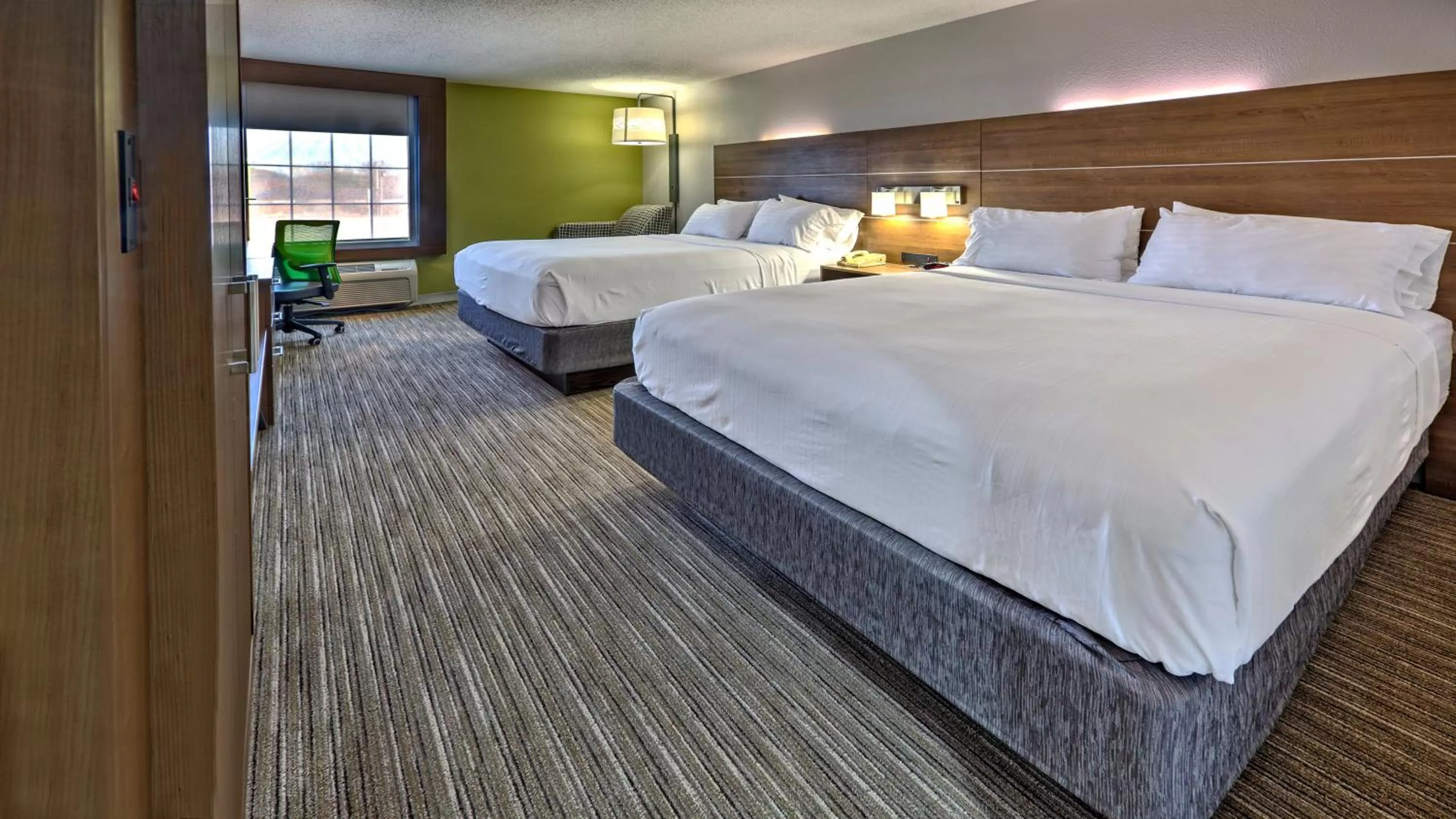 Photo of the whole room, Bed in Holiday Inn Express & Suites Crossville by IHG