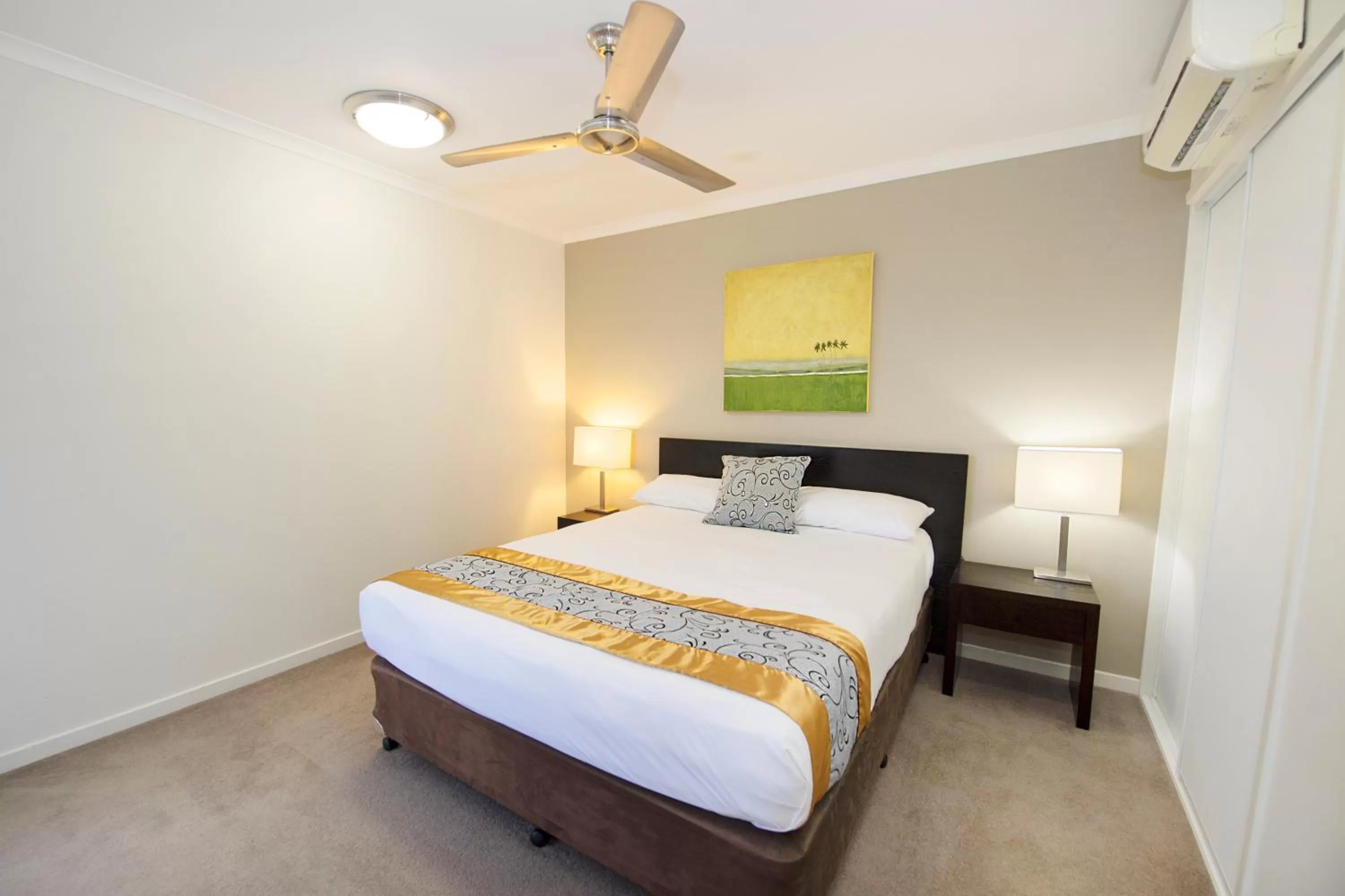 Bed in Gladstone City Central Apartment Hotel Official