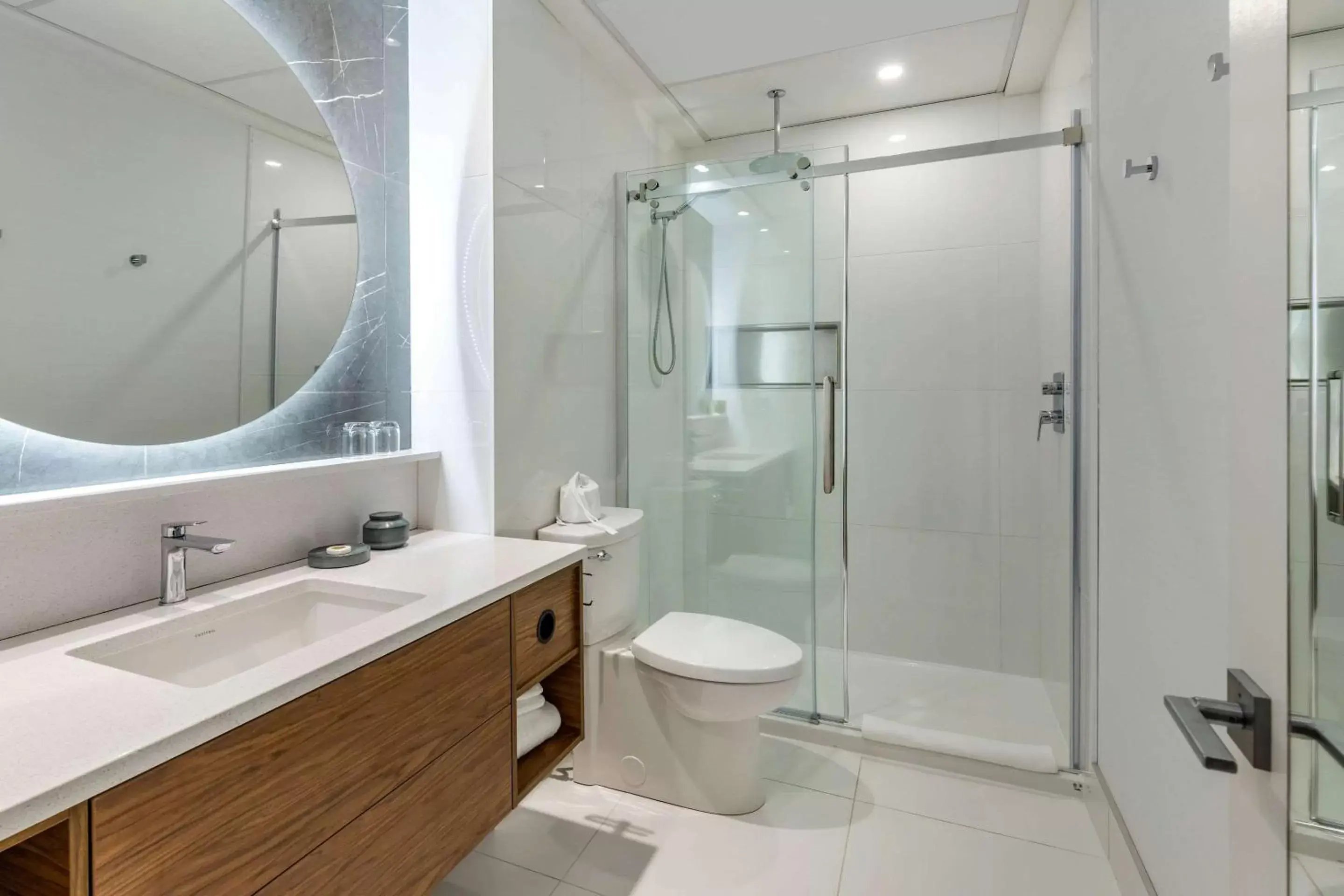 Bathroom in Hotel Royal William, Ascend Hotel Collection