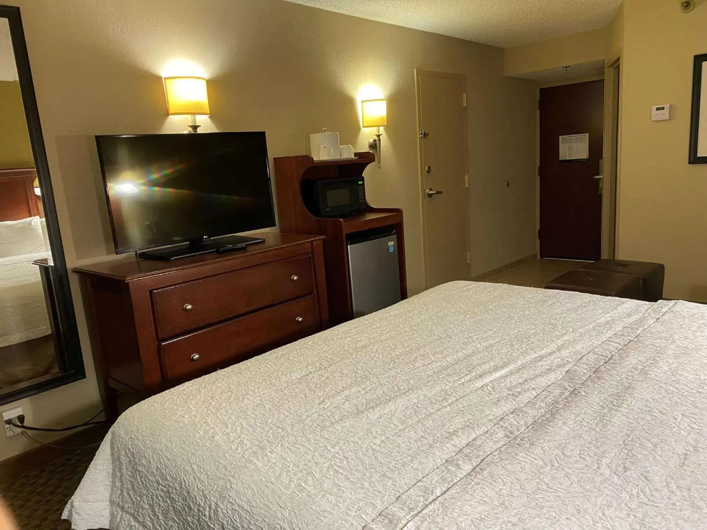 Bedroom, TV/Entertainment Center in The Addison Hotel SureStay Collection by Best Western