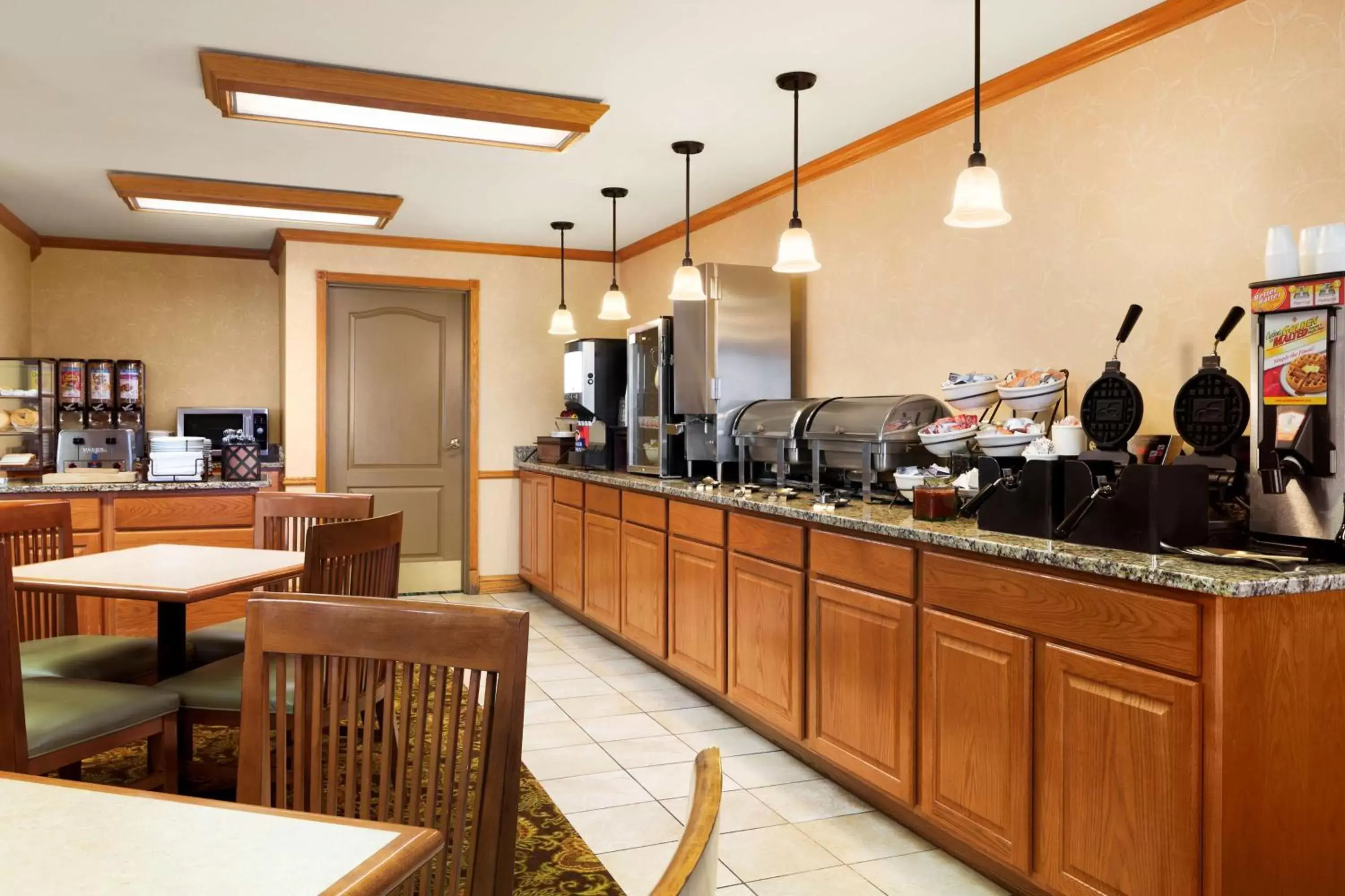 Restaurant/Places to Eat in Country Inn & Suites by Radisson, Kenosha, WI