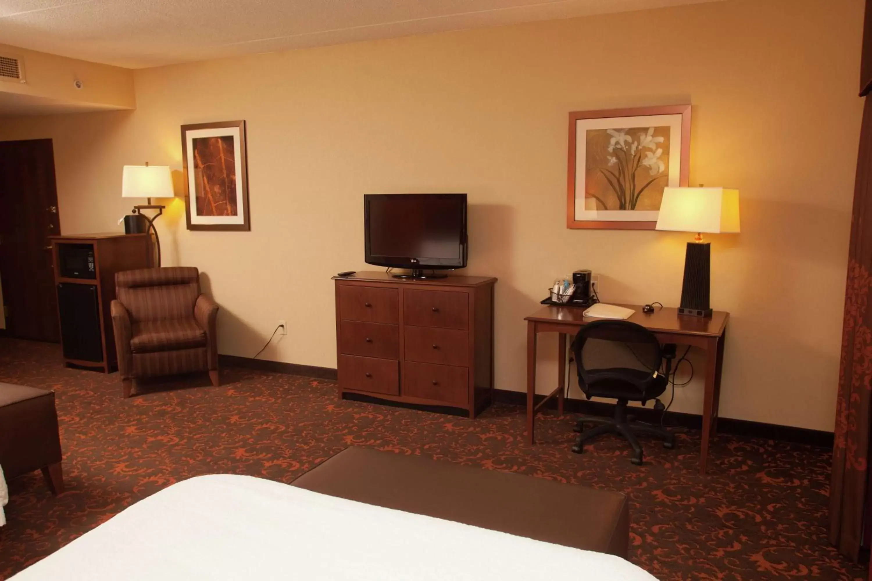 Bedroom, TV/Entertainment Center in Hampton Inn Elmira/Horseheads