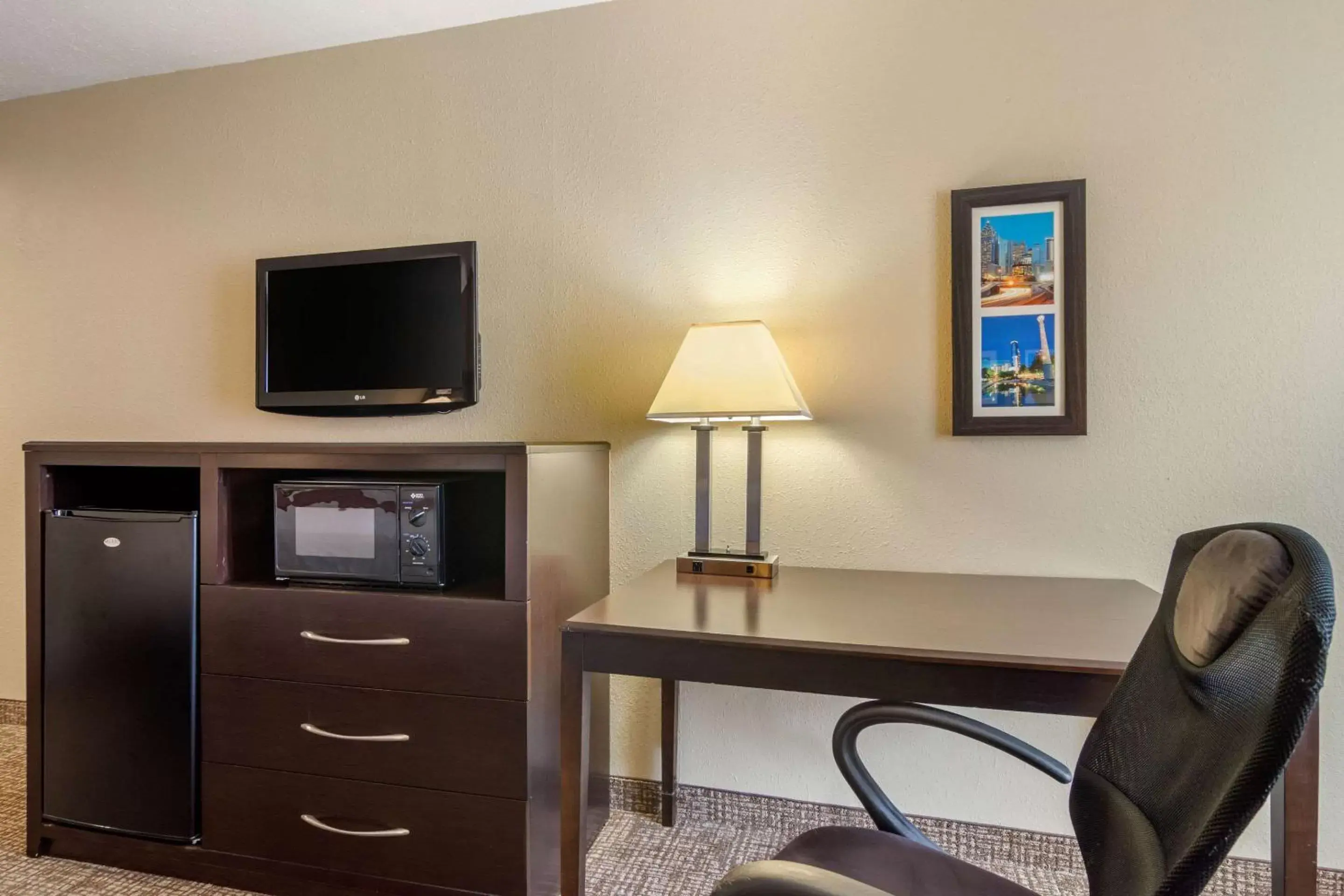 Photo of the whole room, TV/Entertainment Center in Comfort Inn & Suites Perry National Fairgrounds Area