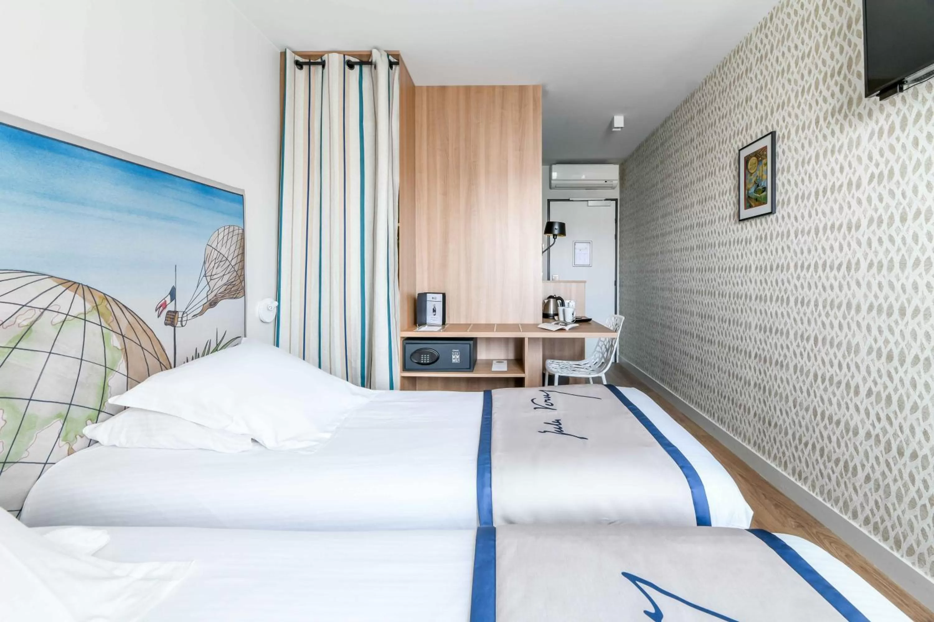 Bed in Hôtel Jules Verne Biarritz