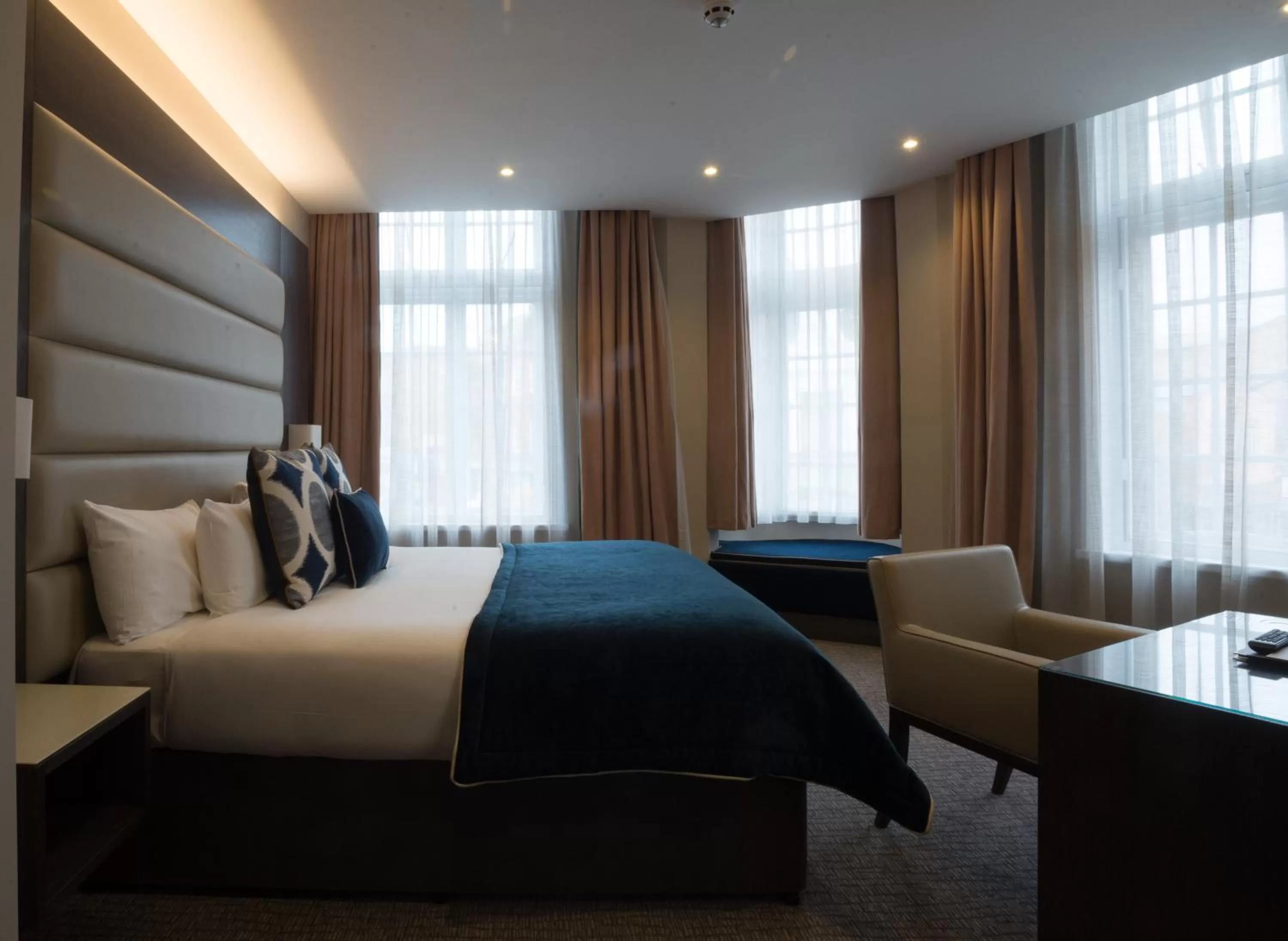 Photo of the whole room, Bed in The Kings Head Hotel