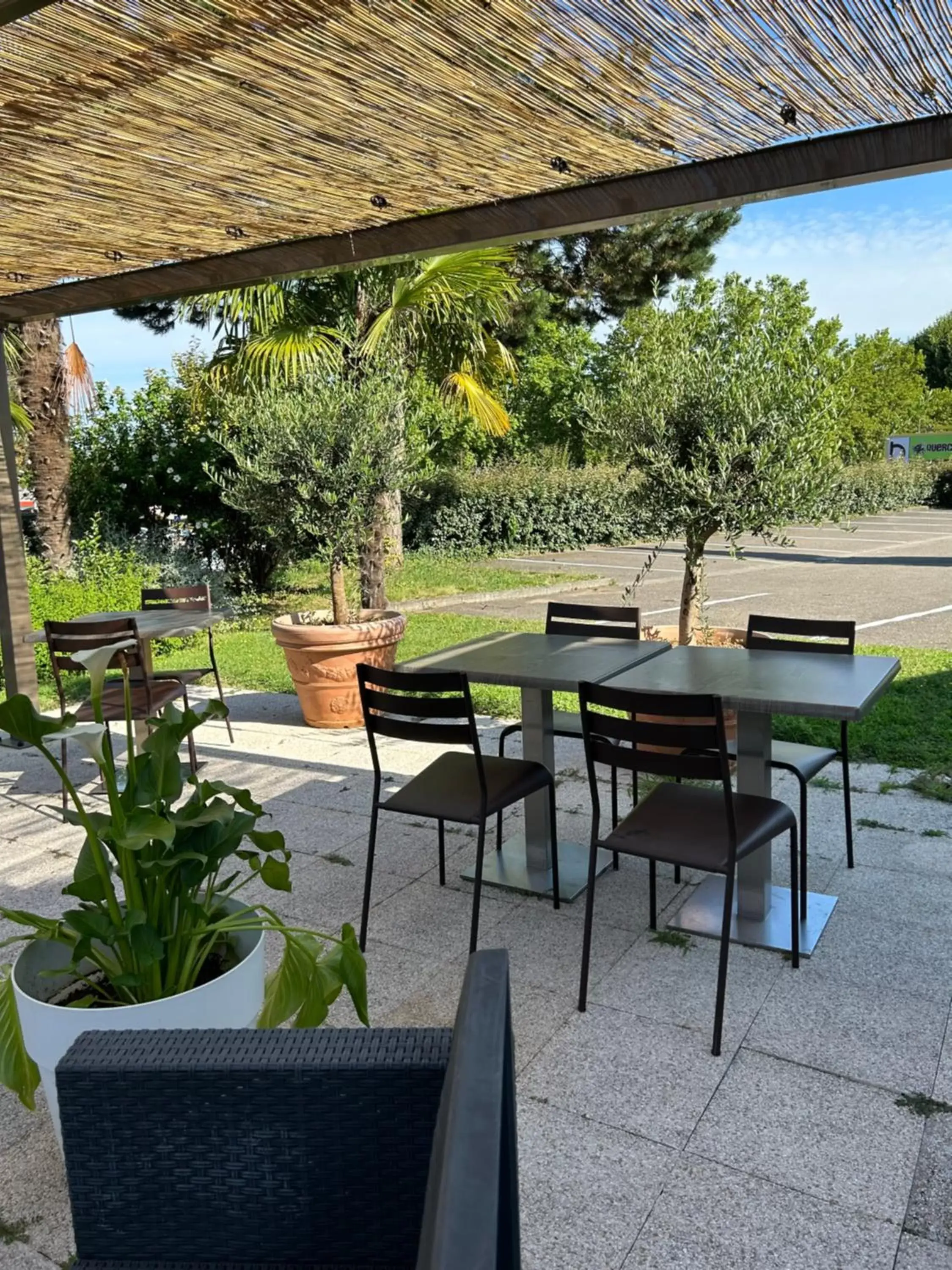 Patio in Hôtel Campanile Cahors