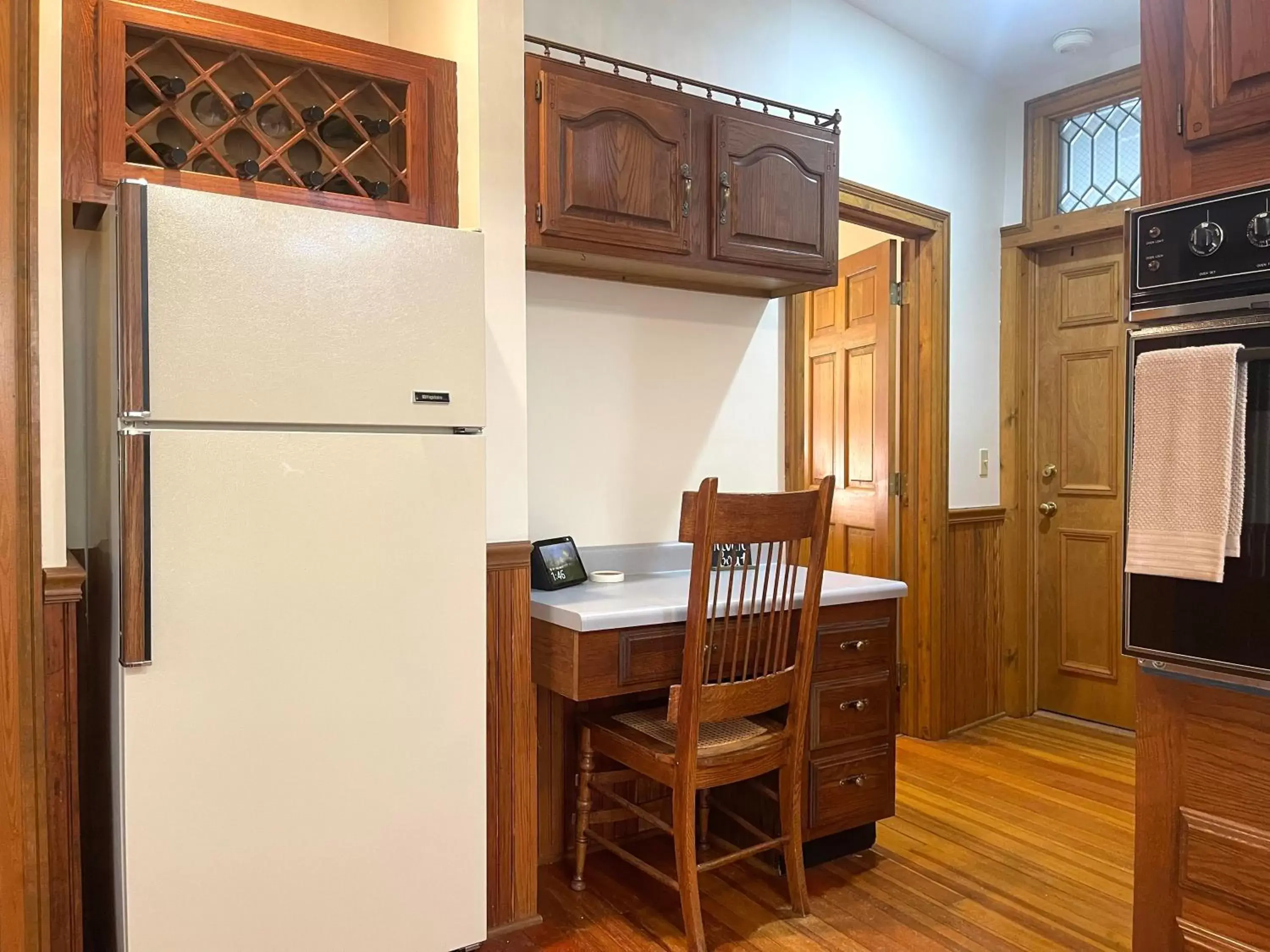 Kitchen or kitchenette, Dining Area in Riverboat Suites