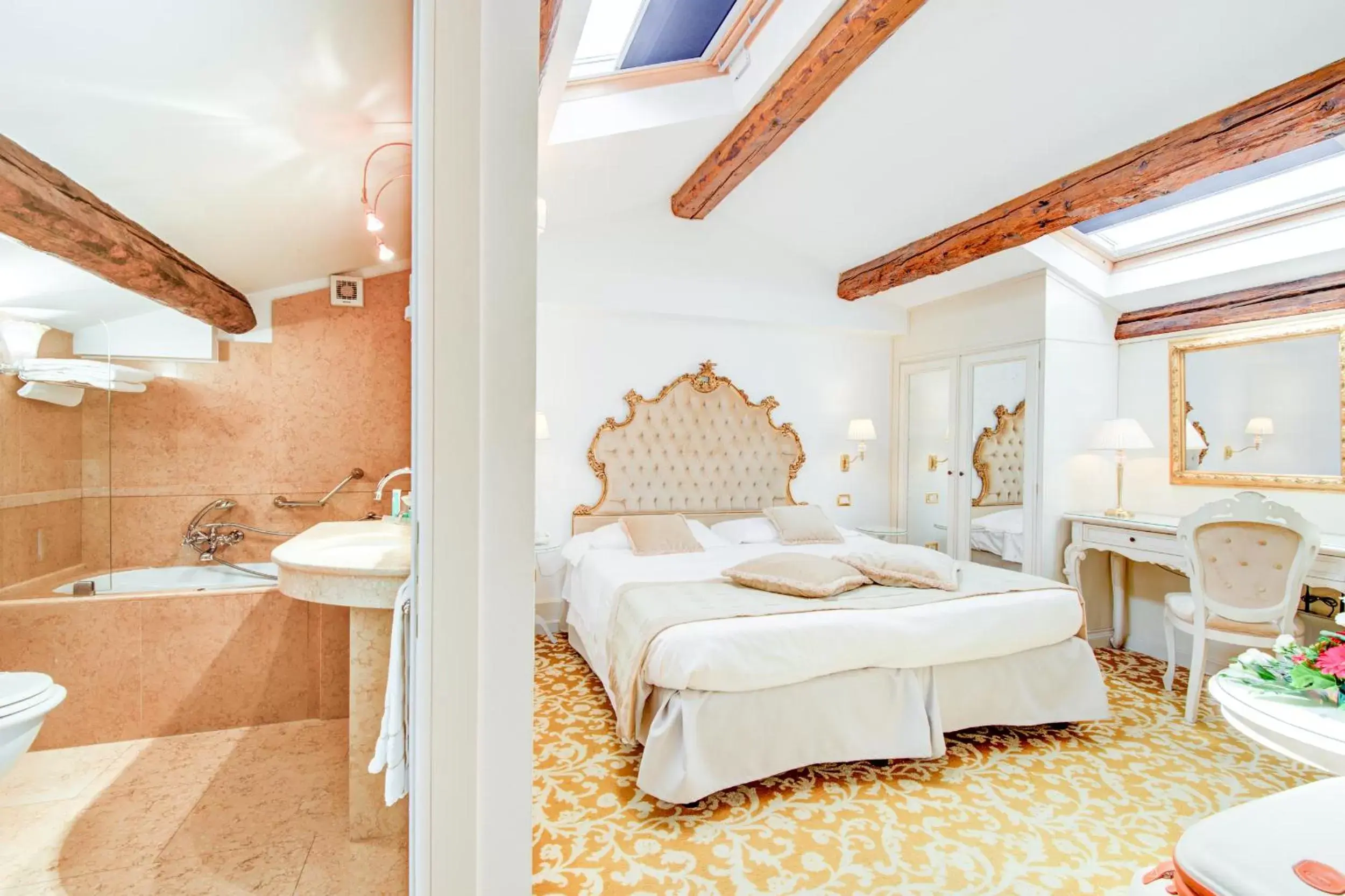 Bathroom, Bed in Hotel Al Duca Di Venezia