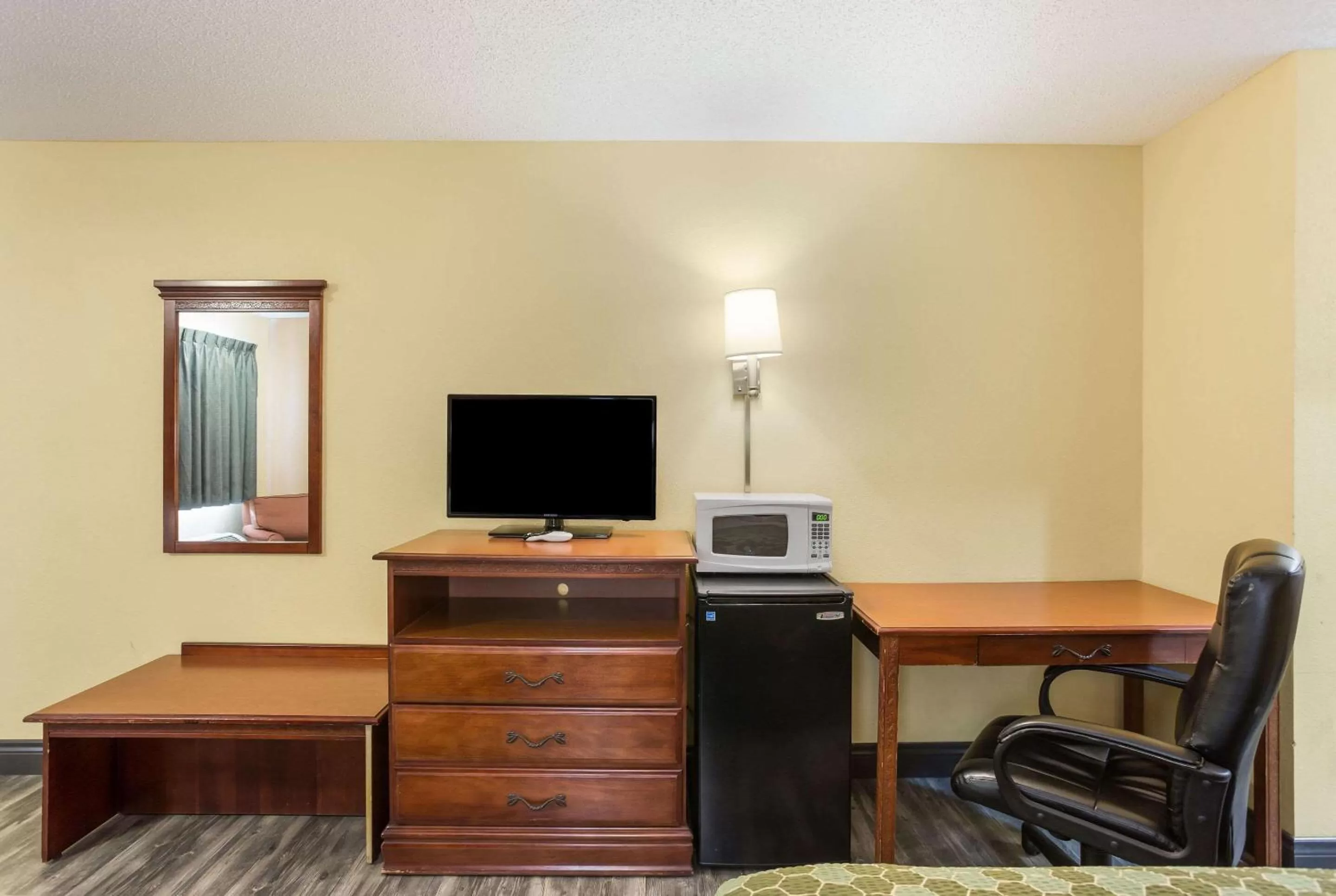 Photo of the whole room, TV/Entertainment Center in Econo Lodge Saint Robert