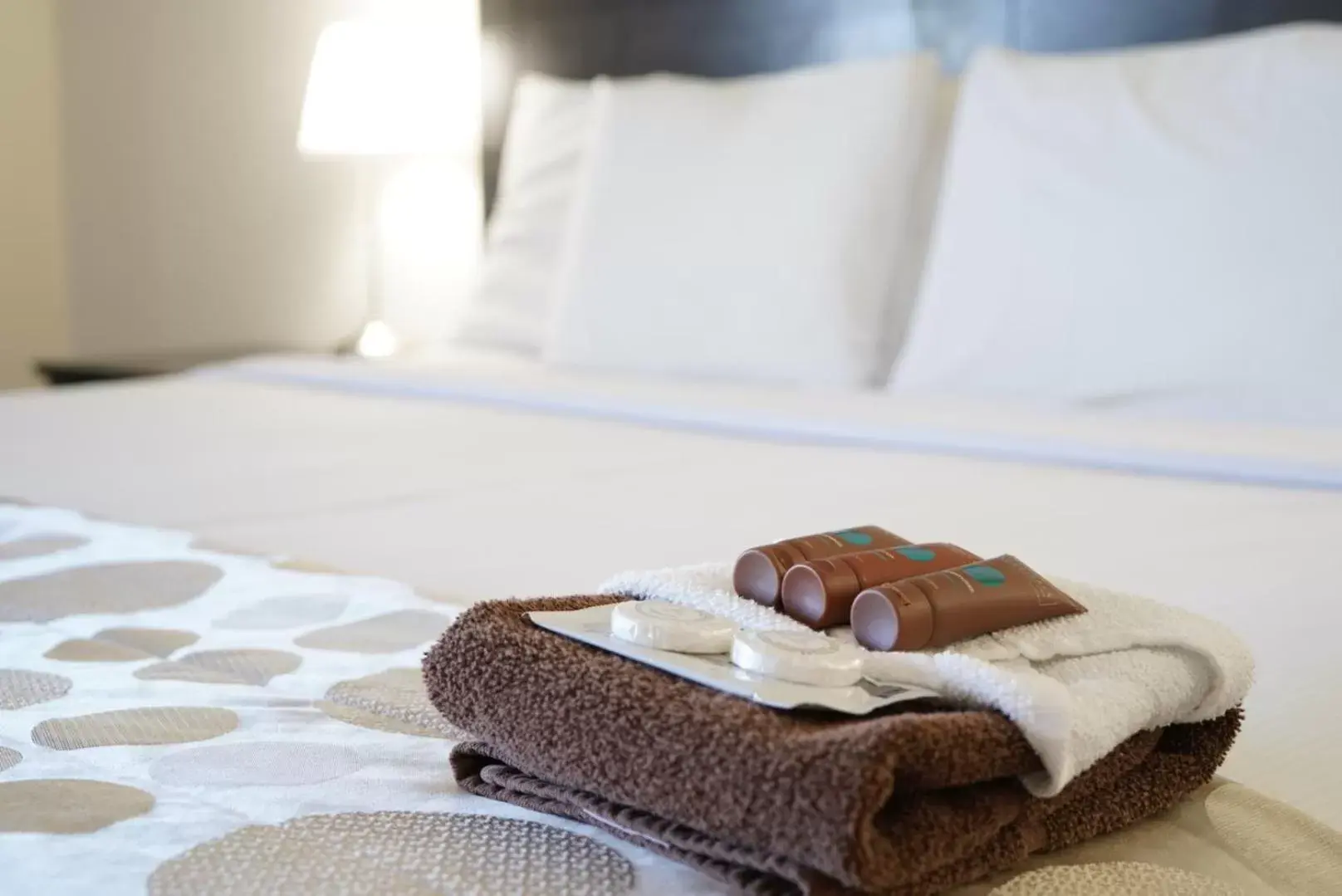 towels, Bed in River Rapids Inn