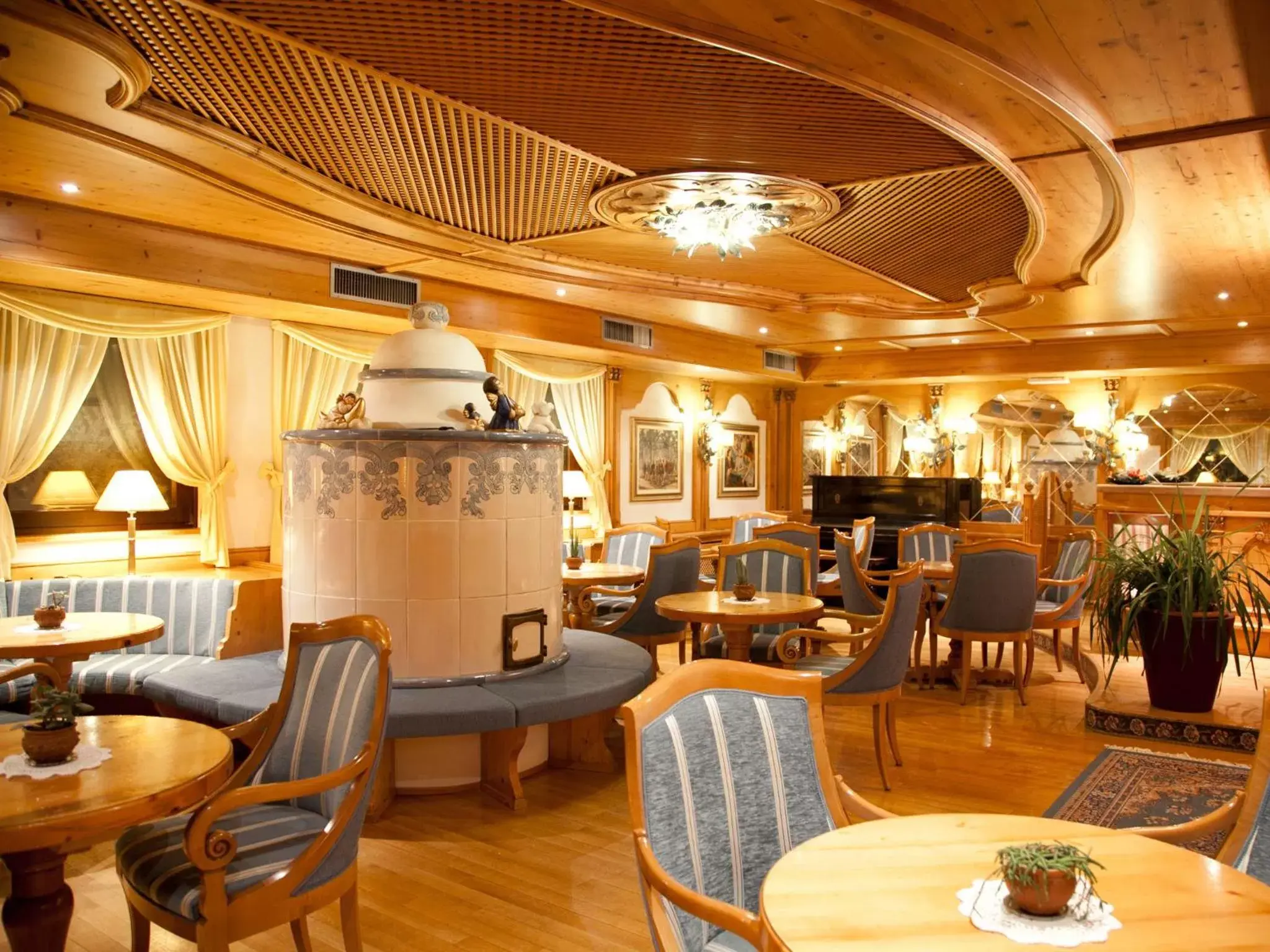 Lobby or reception, Restaurant/Places to Eat in Hotel Europeo Alpine Charme & Wellness