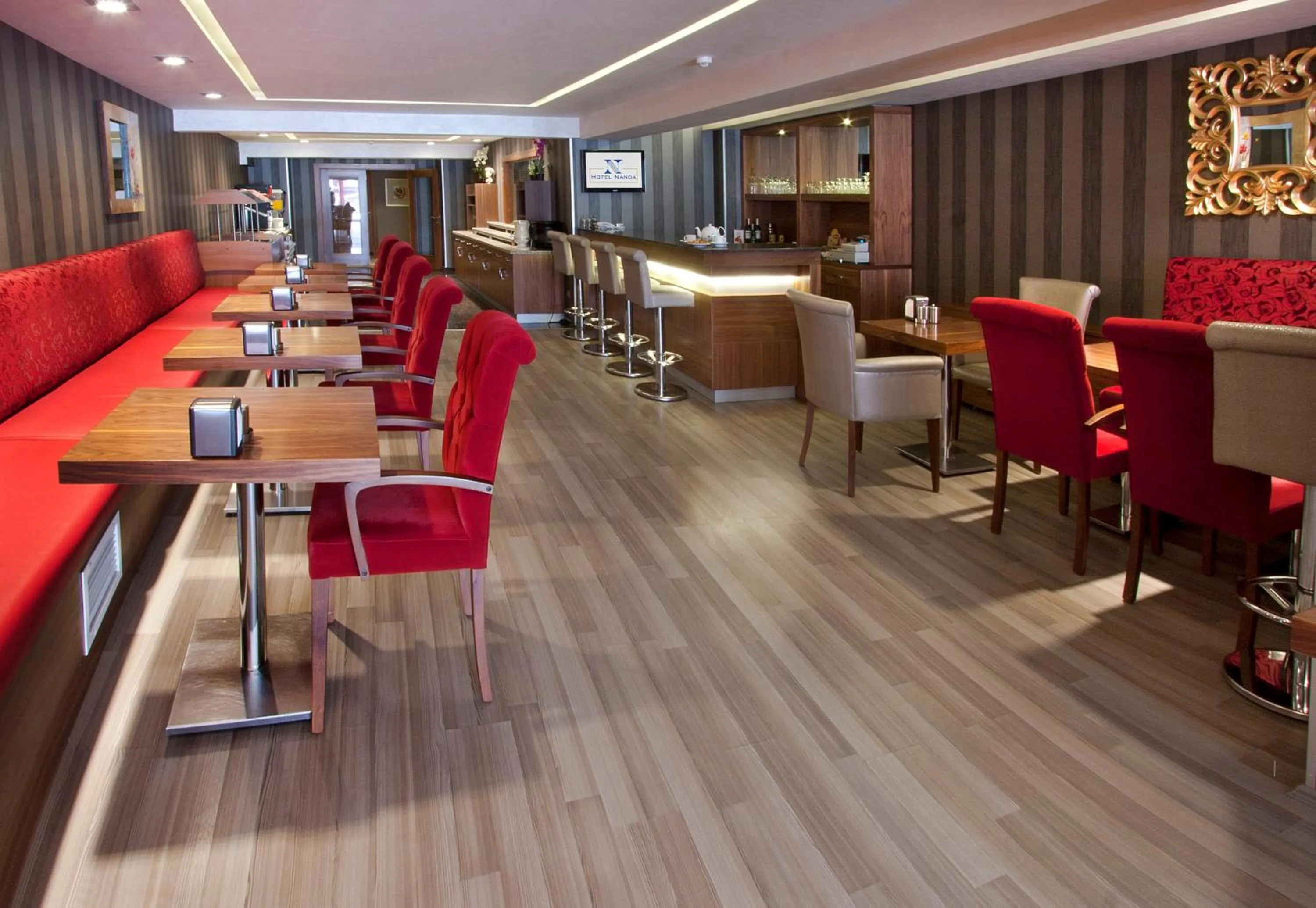 Restaurant/places to eat in Nanda Hotel