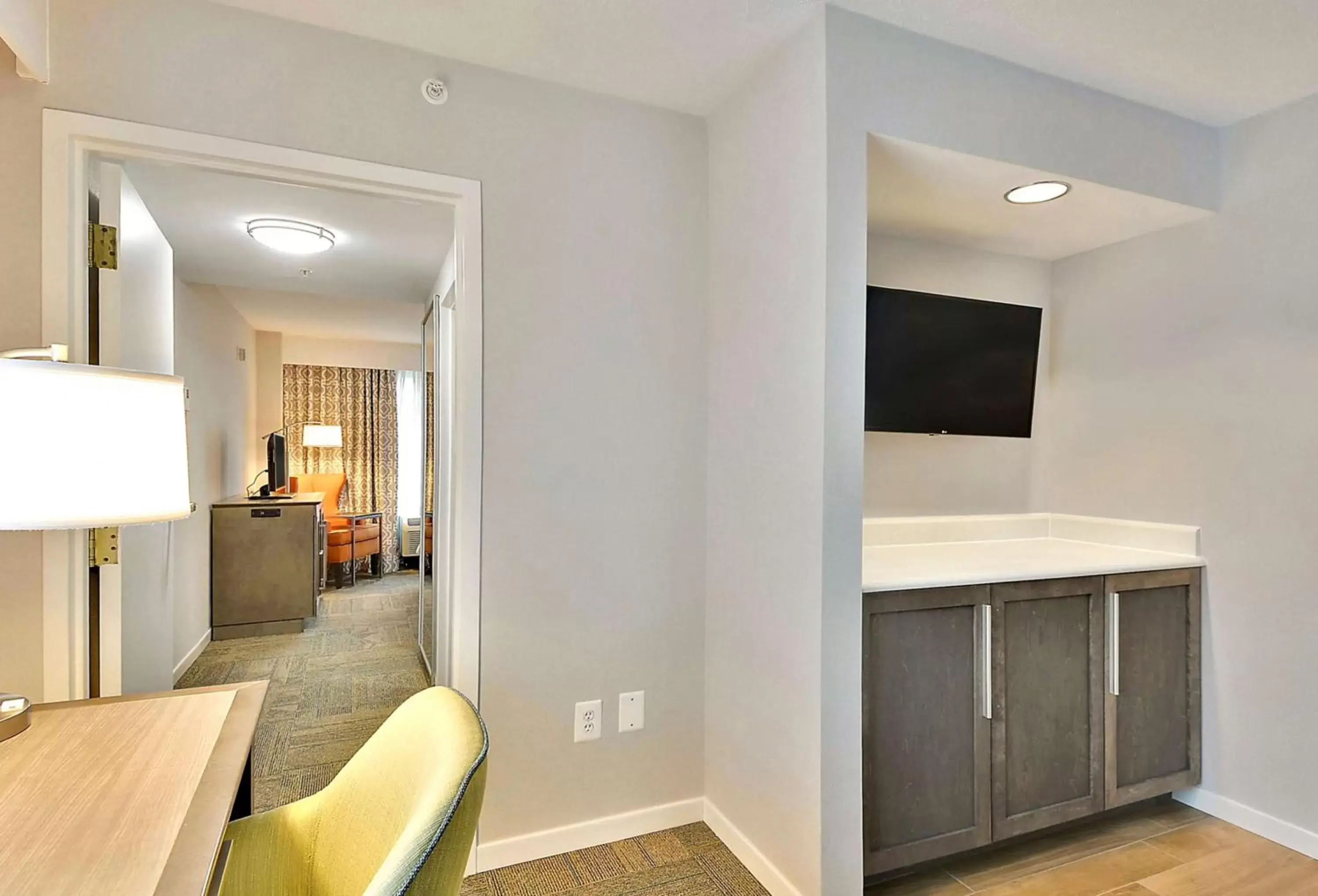 Kitchen or kitchenette, Bathroom in Hampton Inn Alexandria/Old Town