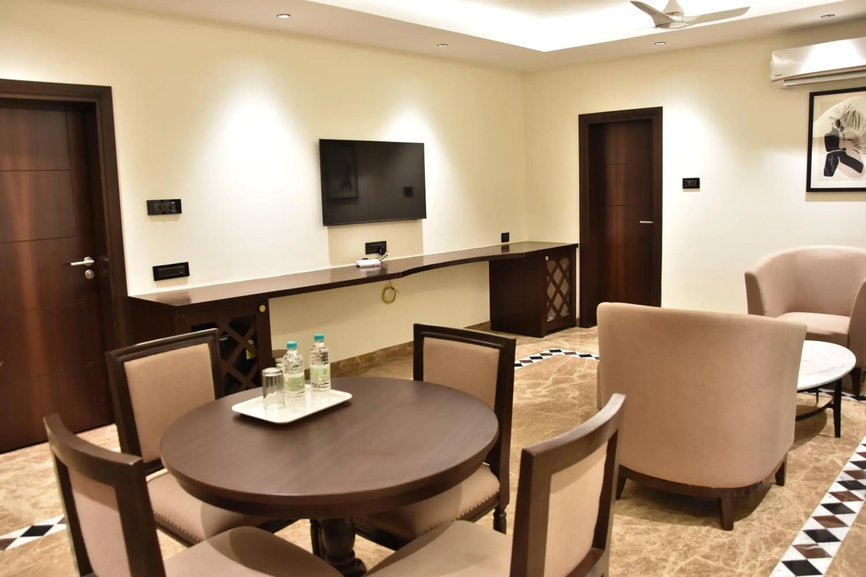 Living room, Dining Area in Poppys Vista Hotel