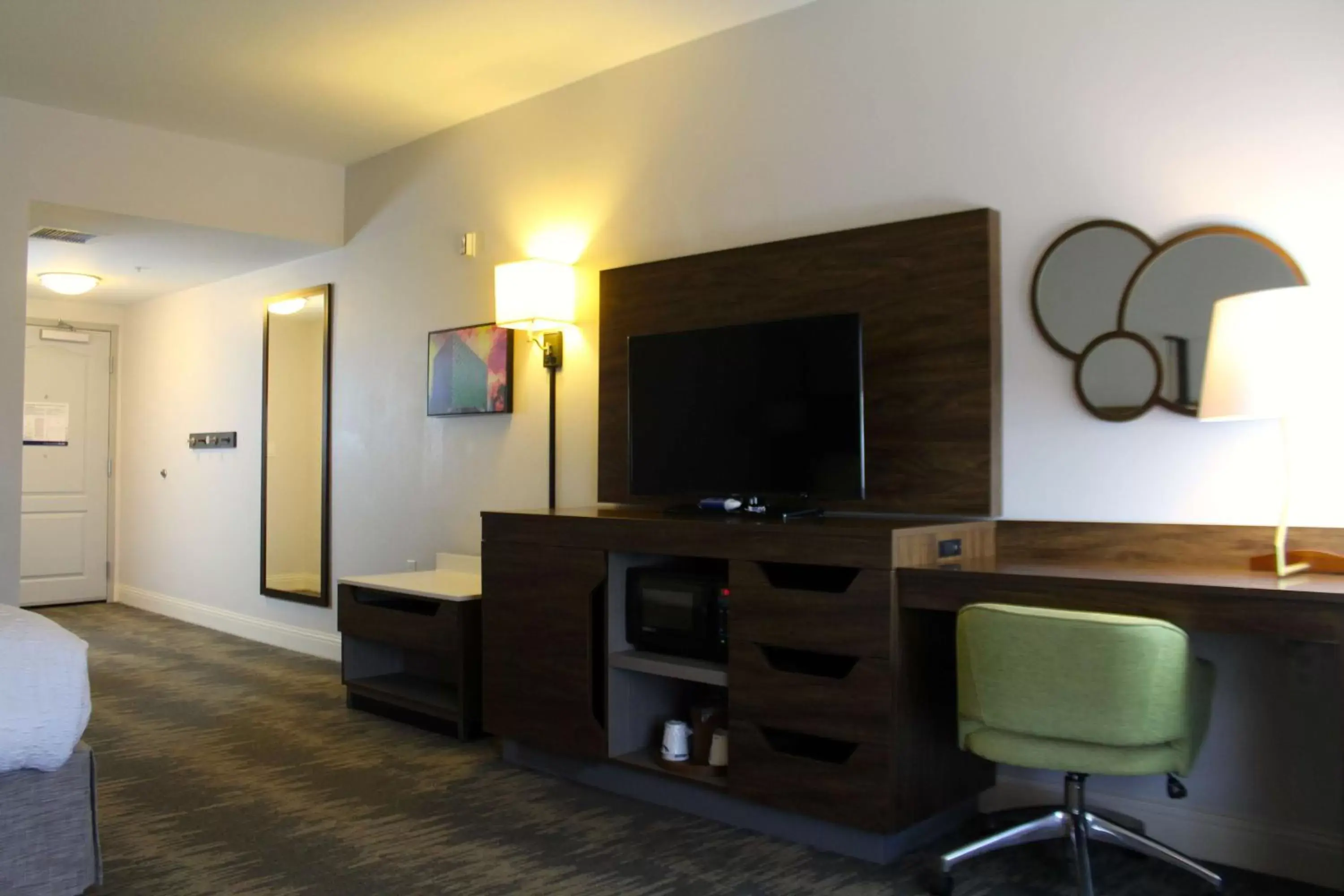 Bedroom, TV/Entertainment Center in Hampton Inn & Suites Sarasota / Bradenton - Airport