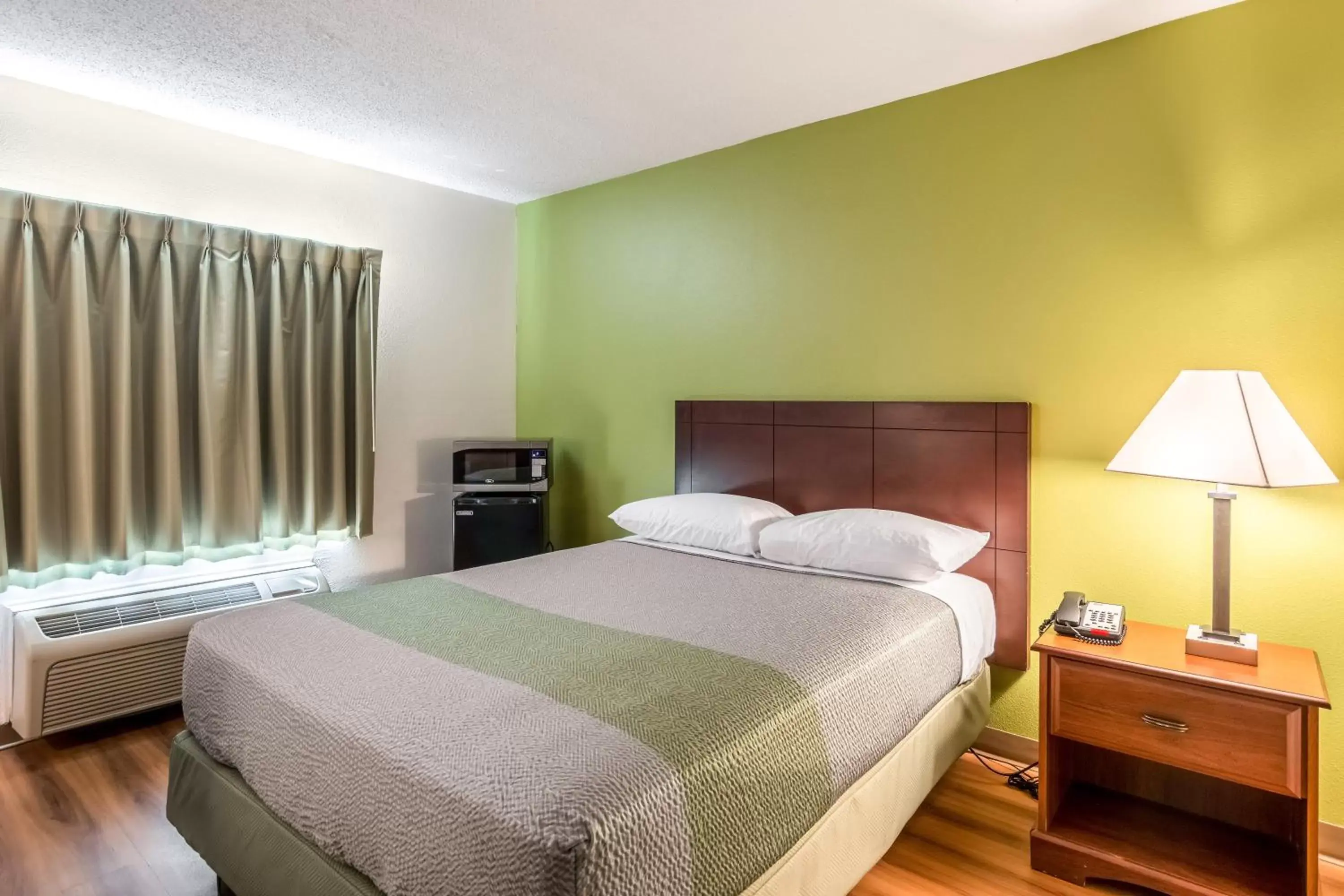 Bedroom, Bed in Motel 6-Petersburg, VA - Fort Lee