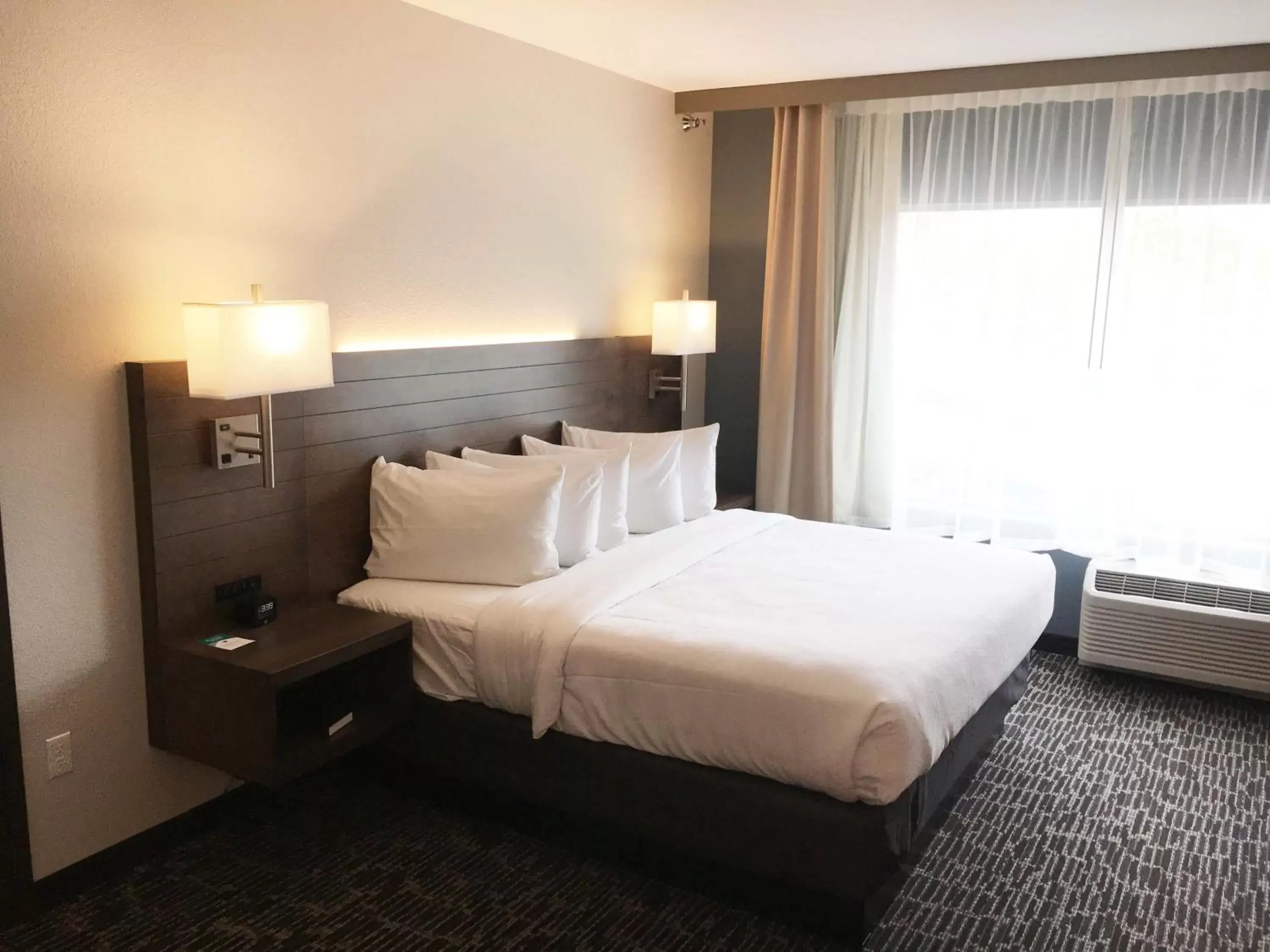 Bed in Gundersen Hotel & Suites