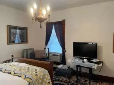 TV and multimedia, TV/Entertainment Center in Bed and Breakfast Hearts Desire