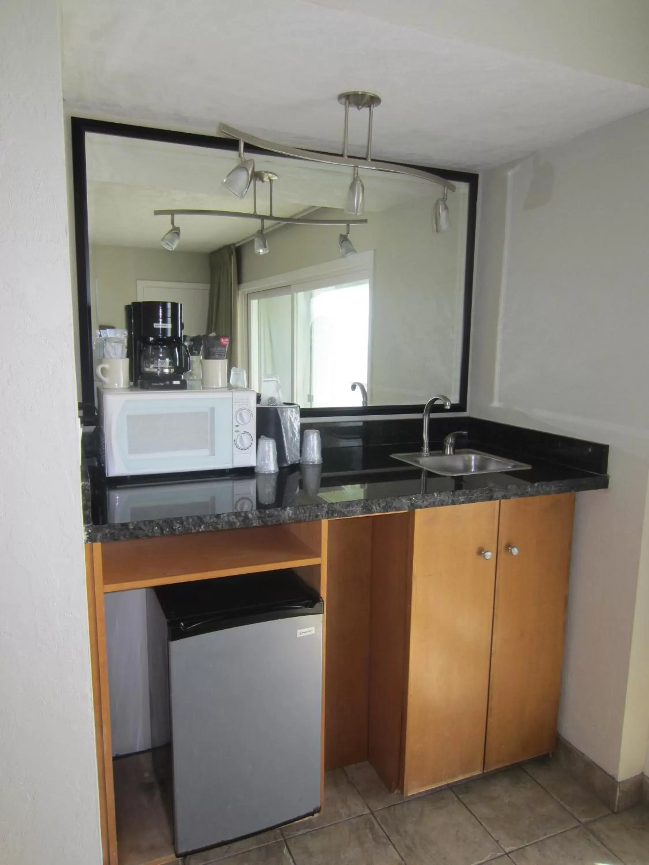 Kitchen or kitchenette, Kitchen/Kitchenette in Surfer Beach Hotel