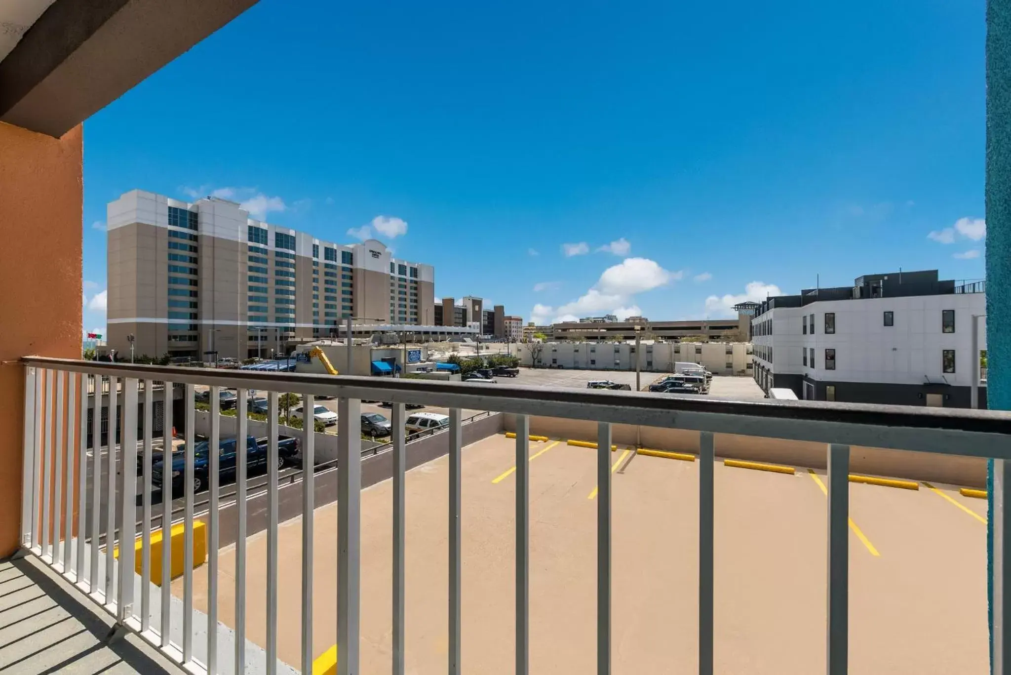 Bedroom in Red Roof PLUS & Suites Virginia Beach - Seaside