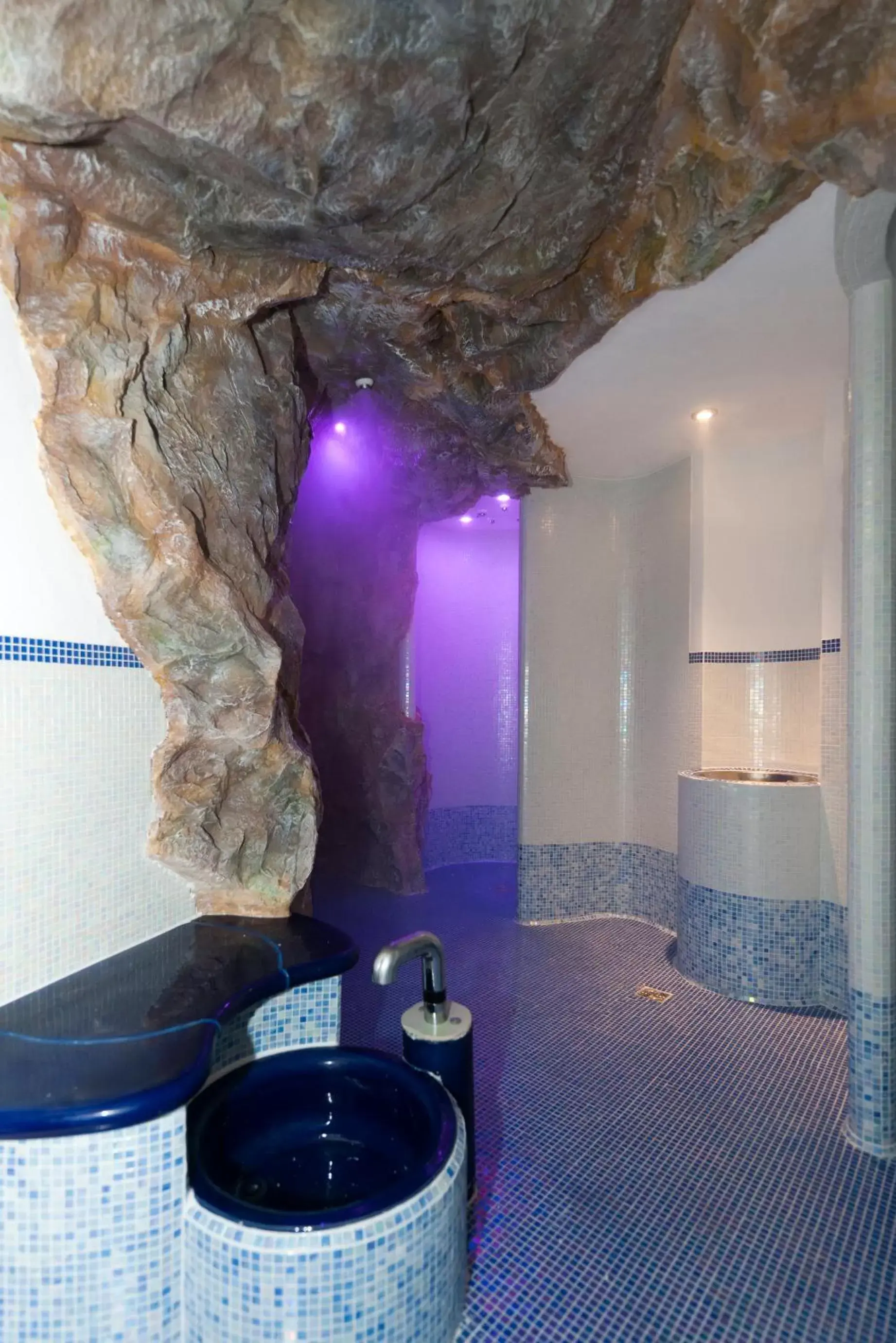 Bathroom in Hôtel du Parc, Restaurant, Spa & Wellness Bathroom in Hôtel du Parc, Restaurant, Spa & Wellness