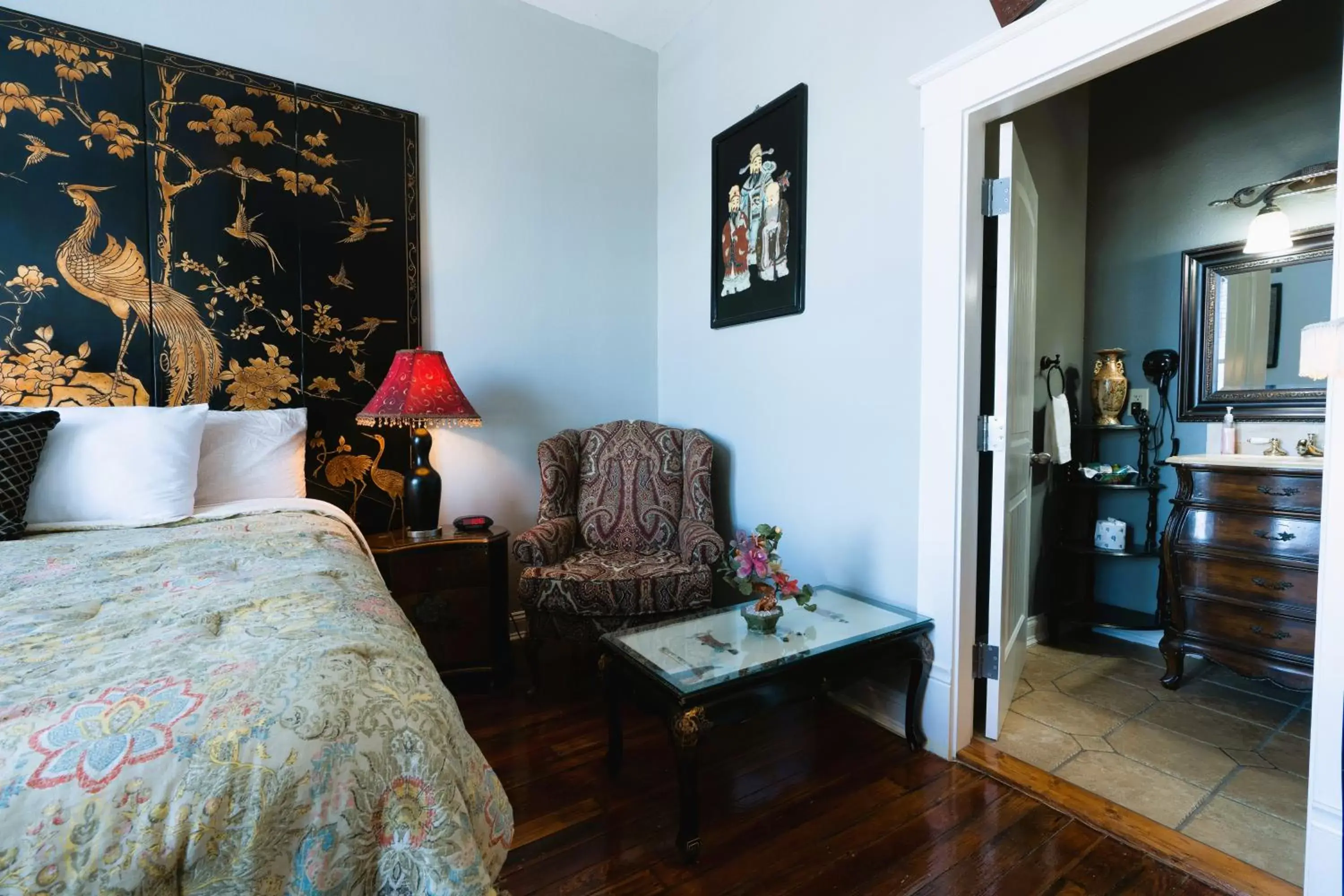 Bedroom in Oak Park Inn