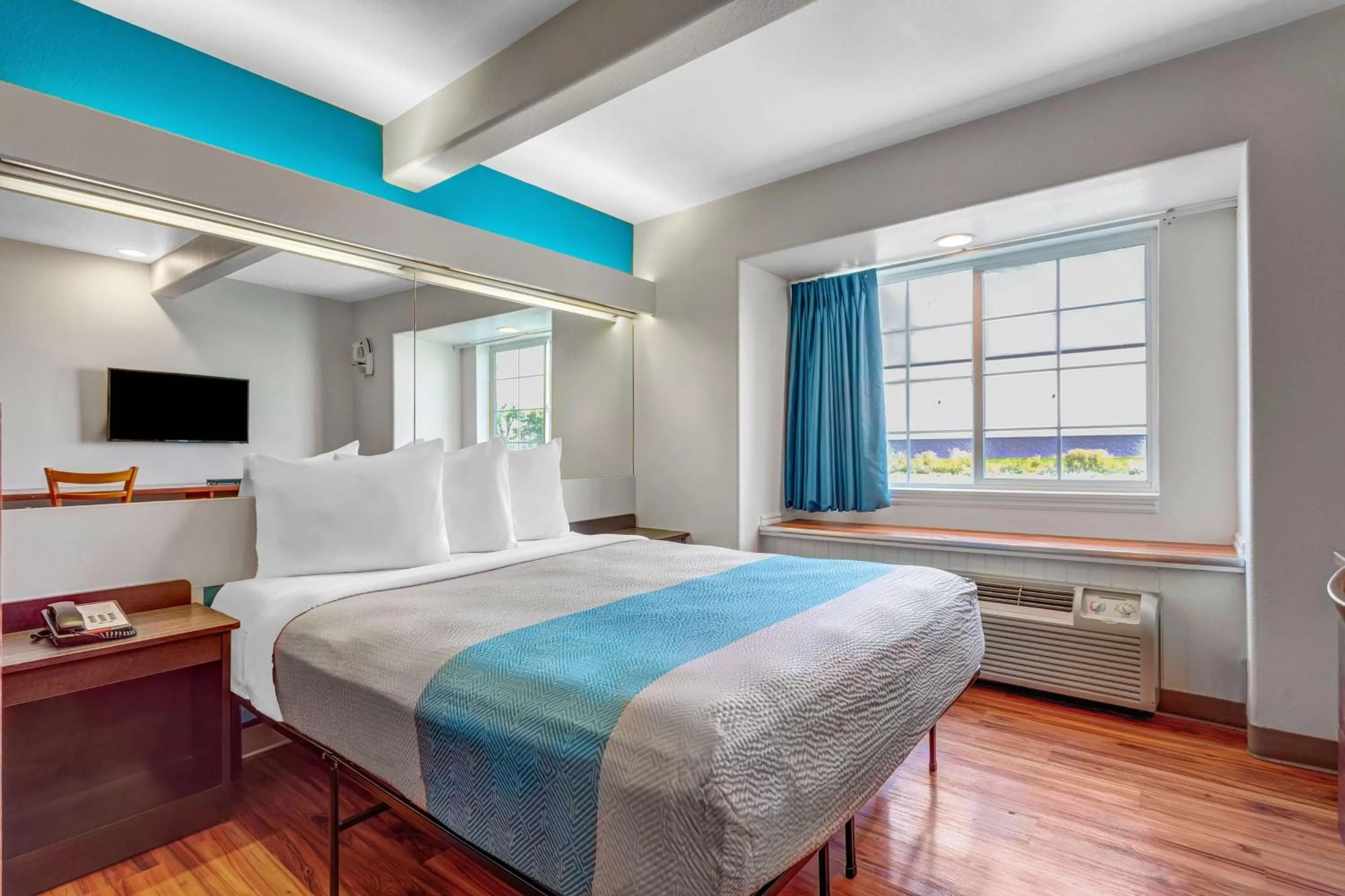 Photo of the whole room, Bed in Motel 6-Idaho Falls, ID - Snake River