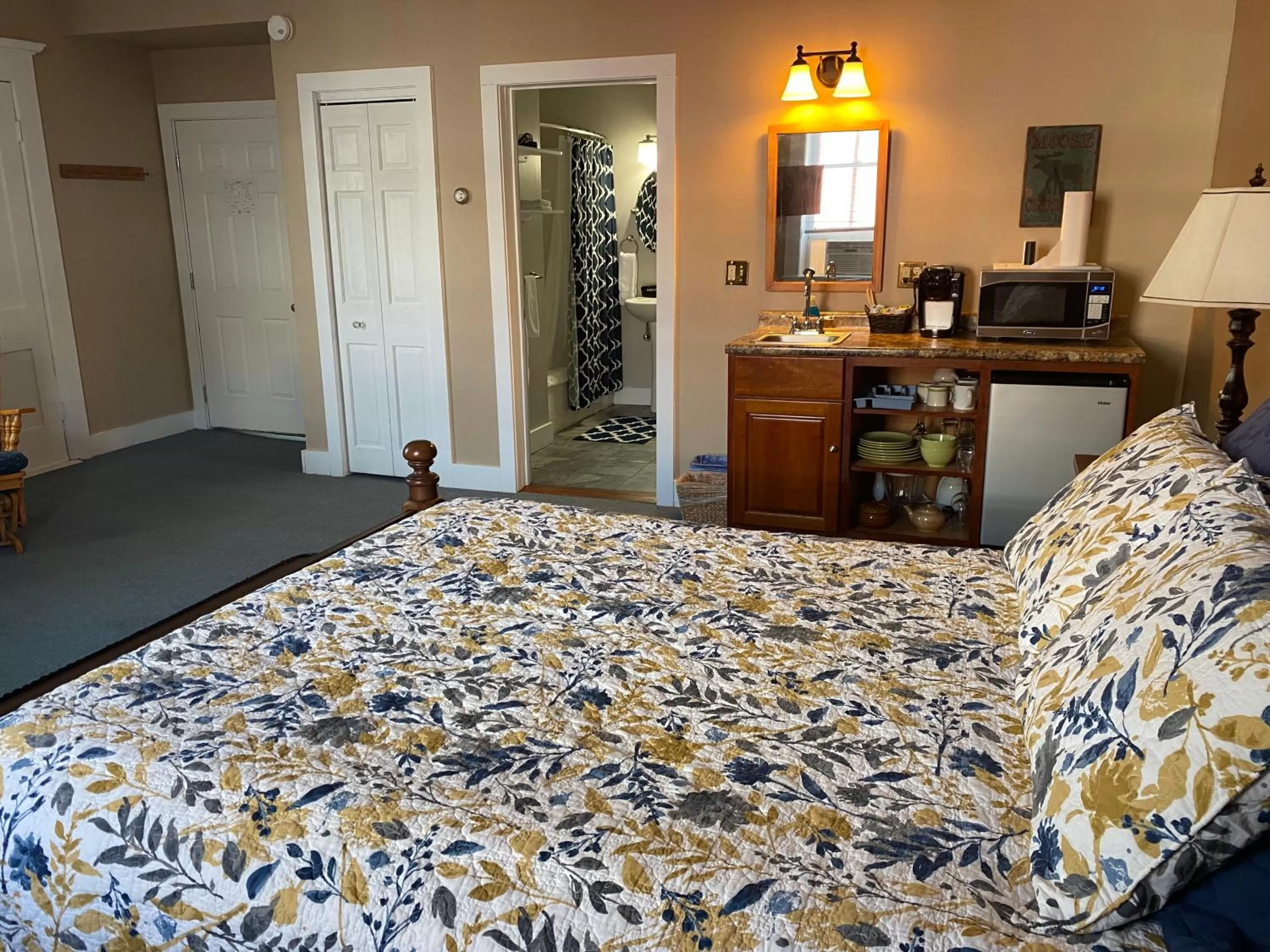 Photo of the whole room, Bed in Bristol Suites