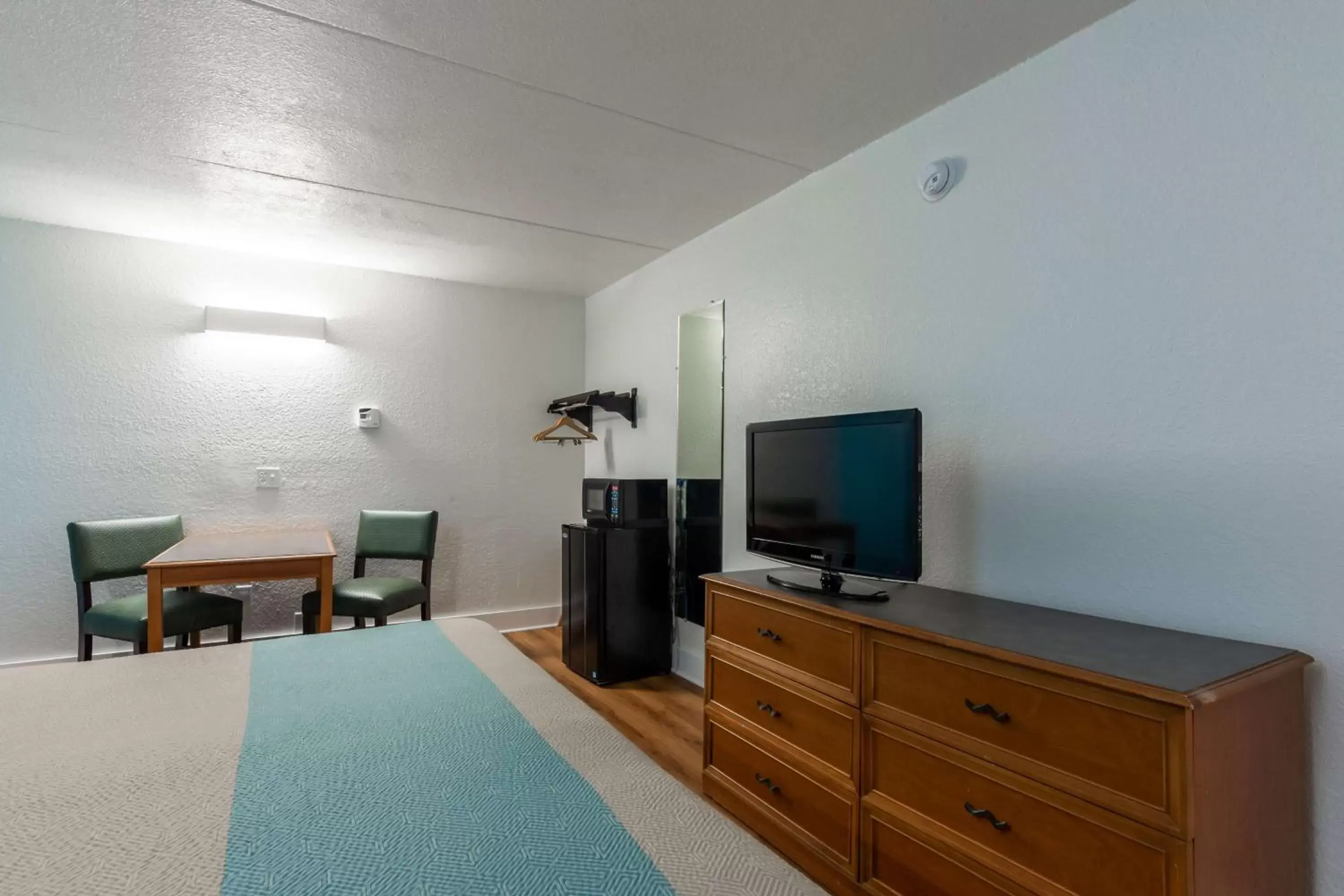 TV and multimedia, TV/Entertainment Center in Motel 6-North Little Rock, AR - McCain