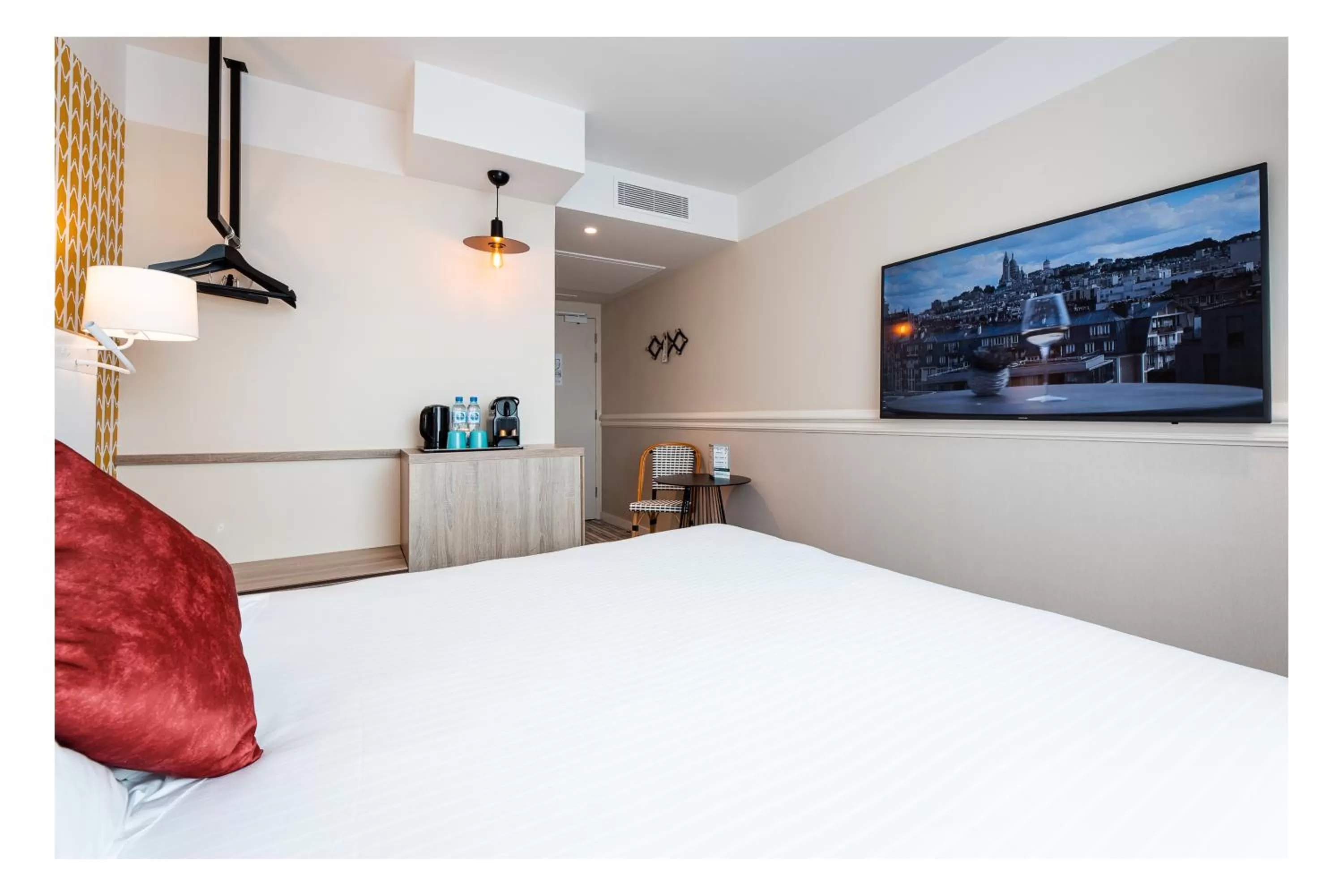 Bedroom, Bed in The Originals Boutique, Hôtel Maison Montmartre Paris Les Puces