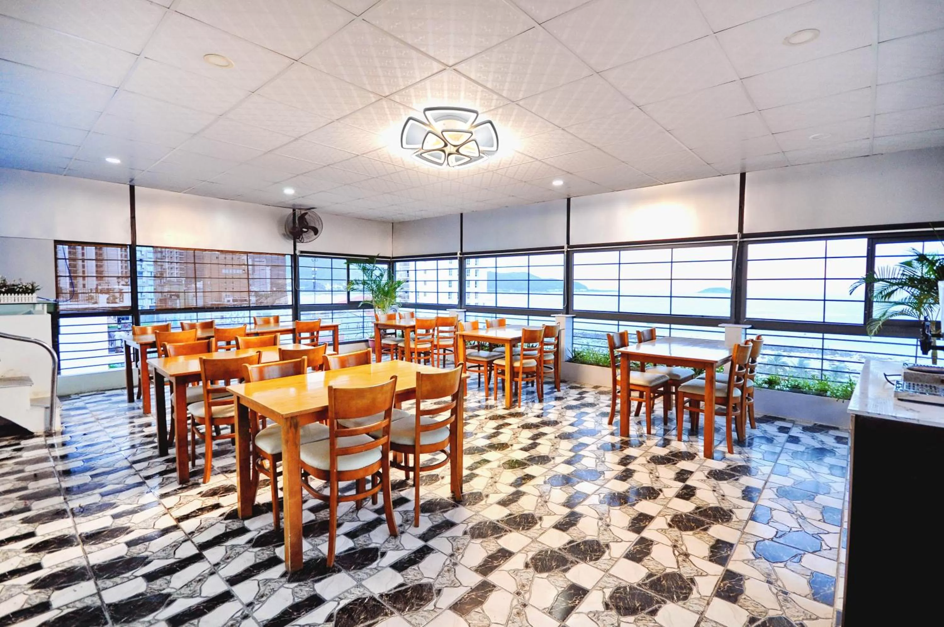 Restaurant/places to eat in Arise Seaside Hotel