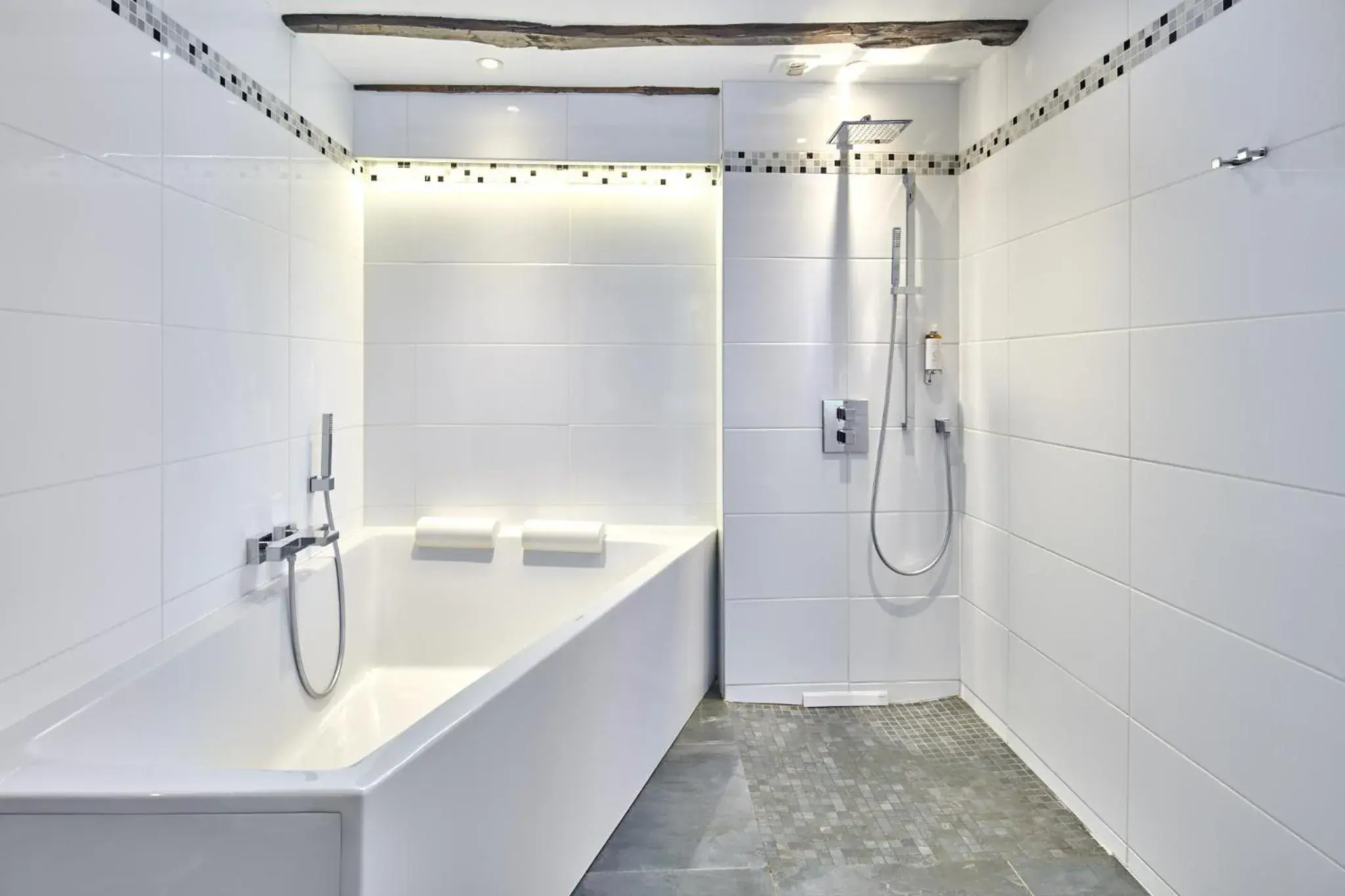 Shower, Bathroom in Arraya - Les Collectionneurs