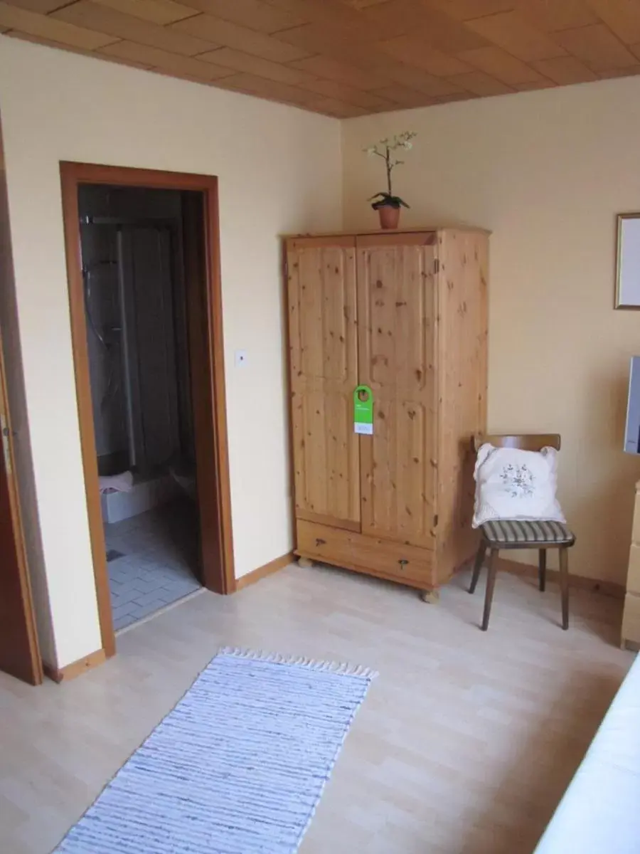 Twin Room with Extra Bed in "Unter den Kastanien" Twin Room with Extra Bed in "Unter den Kastanien"