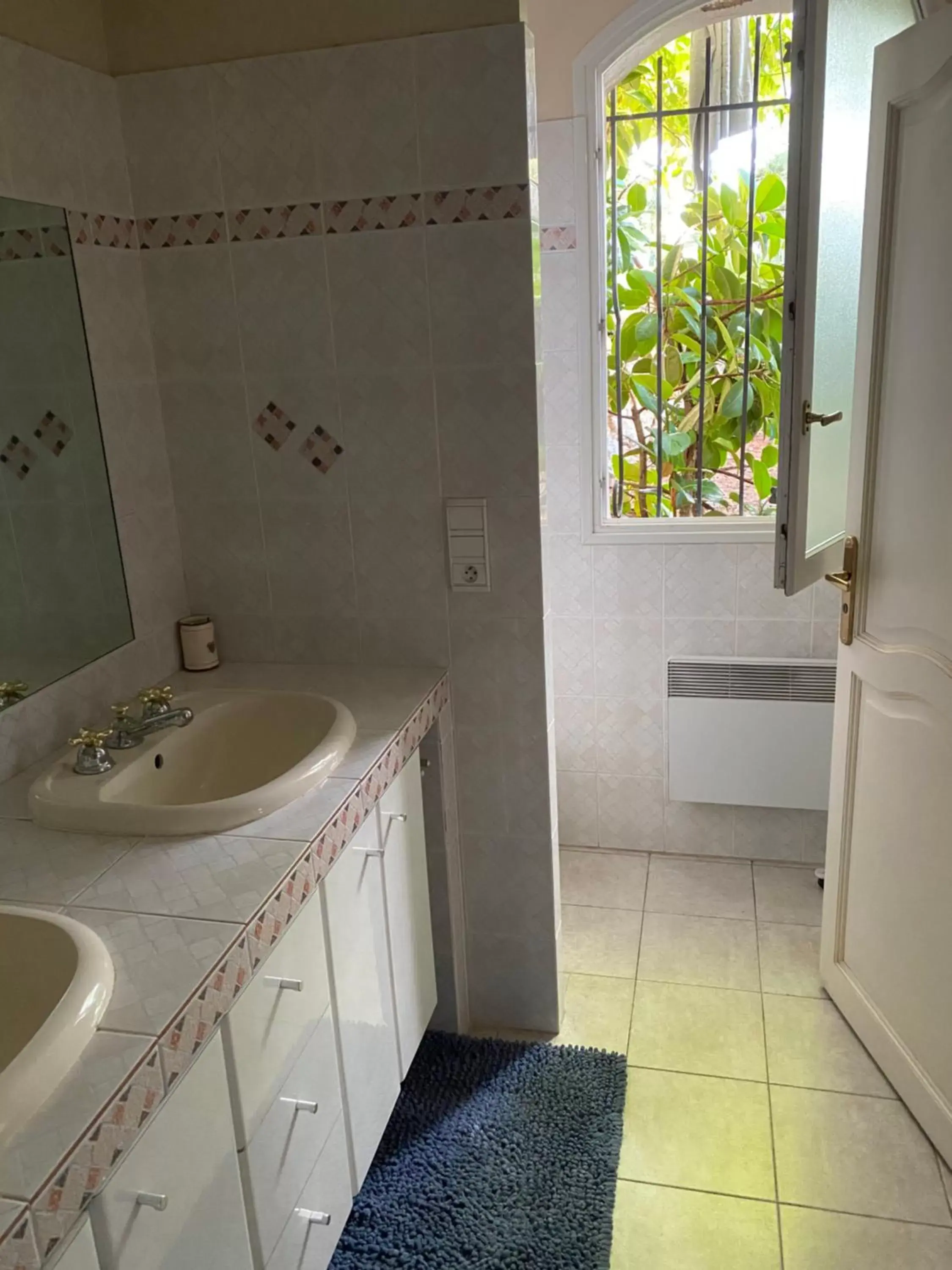 Bathroom in Chambre spacieuse indépendante dans villa plus parking privée