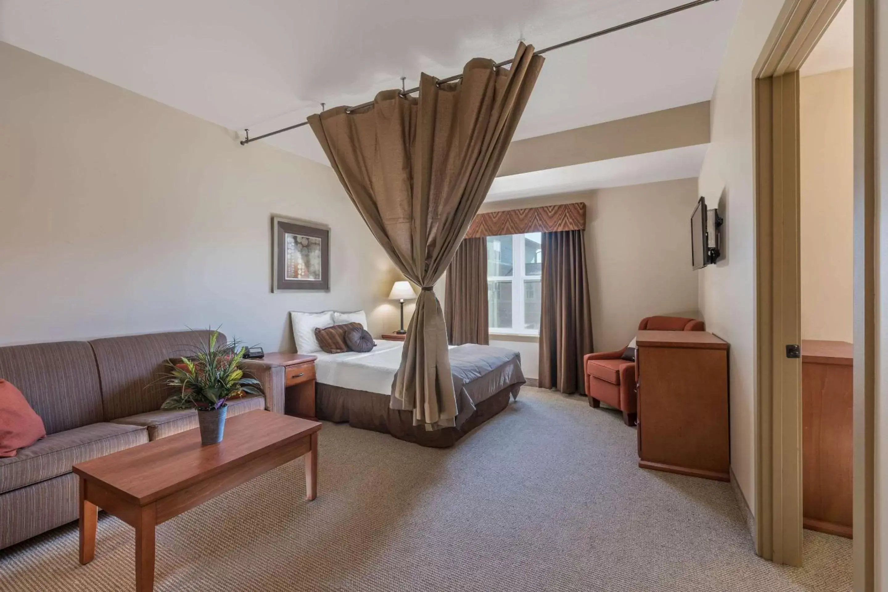 Bed, Seating Area in Clarion Hotel & Suites Near Pioneer Power Generating Station