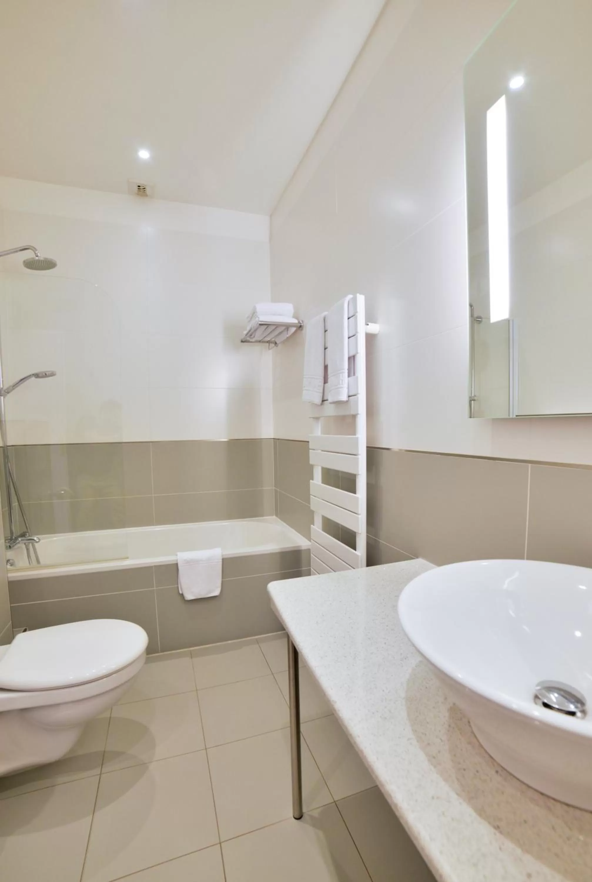 Bathroom in Hôtel Mercure Bayonne Centre Le Grand Hotel