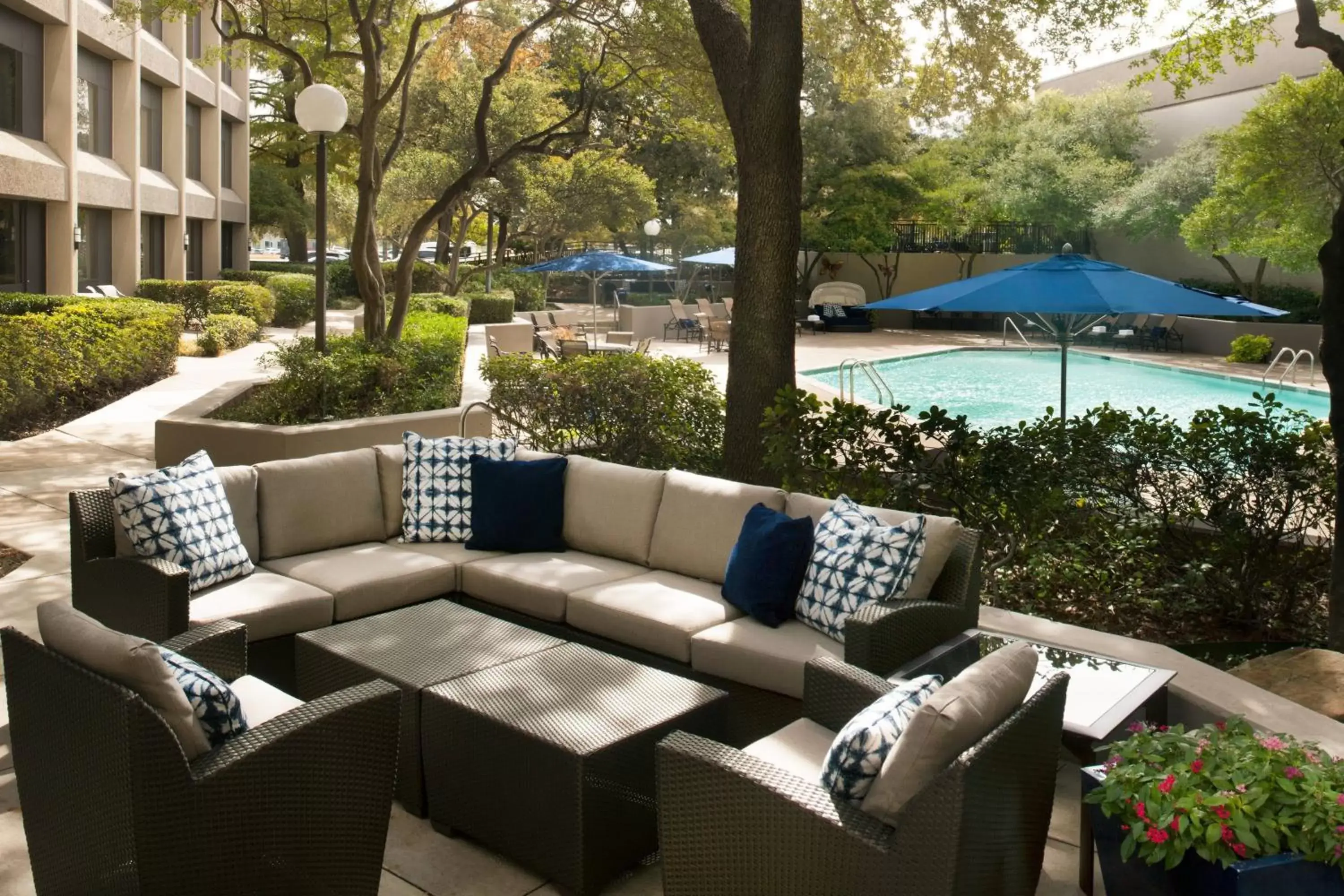 Swimming pool in Dallas/Fort Worth Airport Marriott