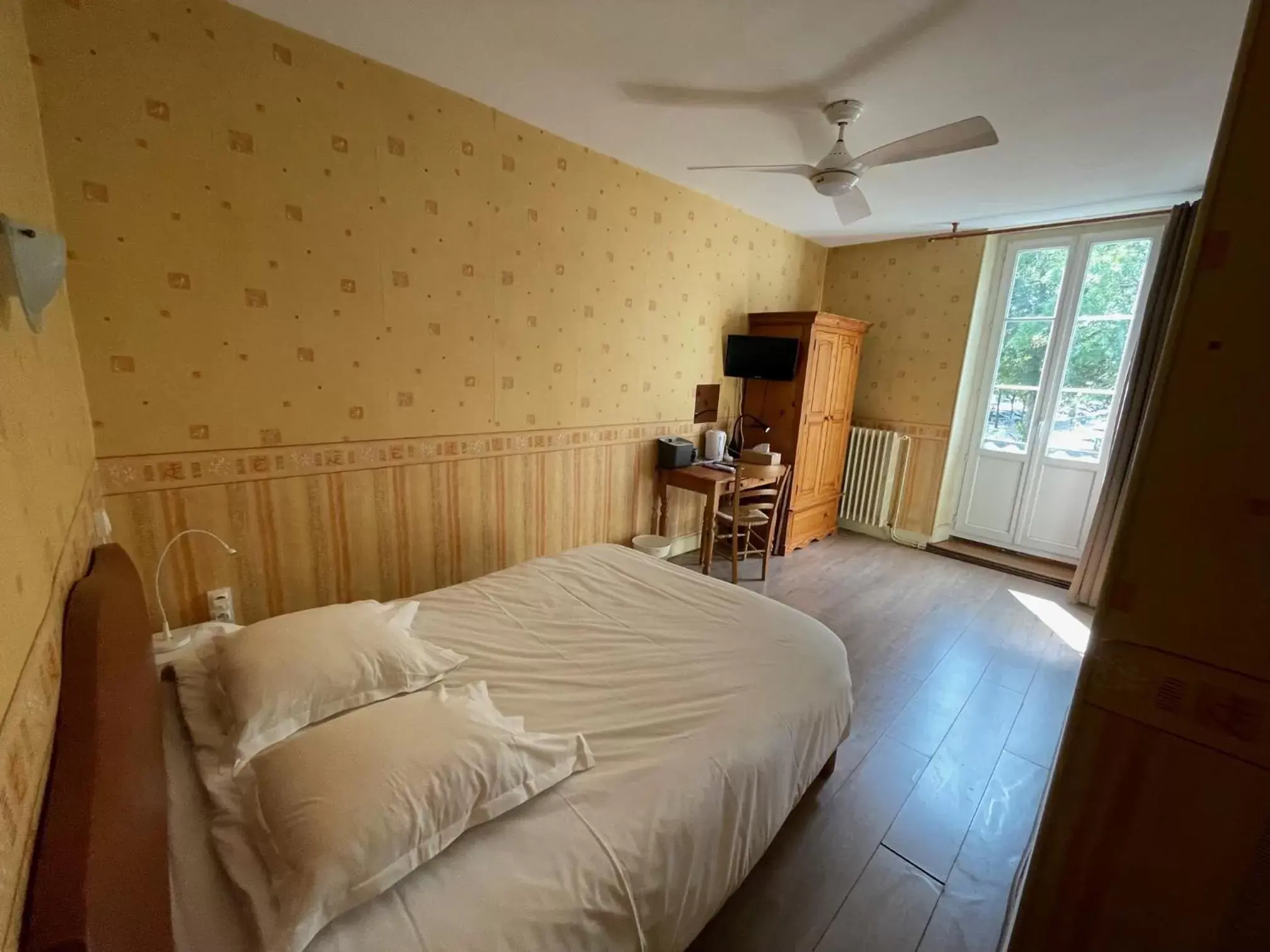 Photo of the whole room, Bed in Hôtel de Verdun