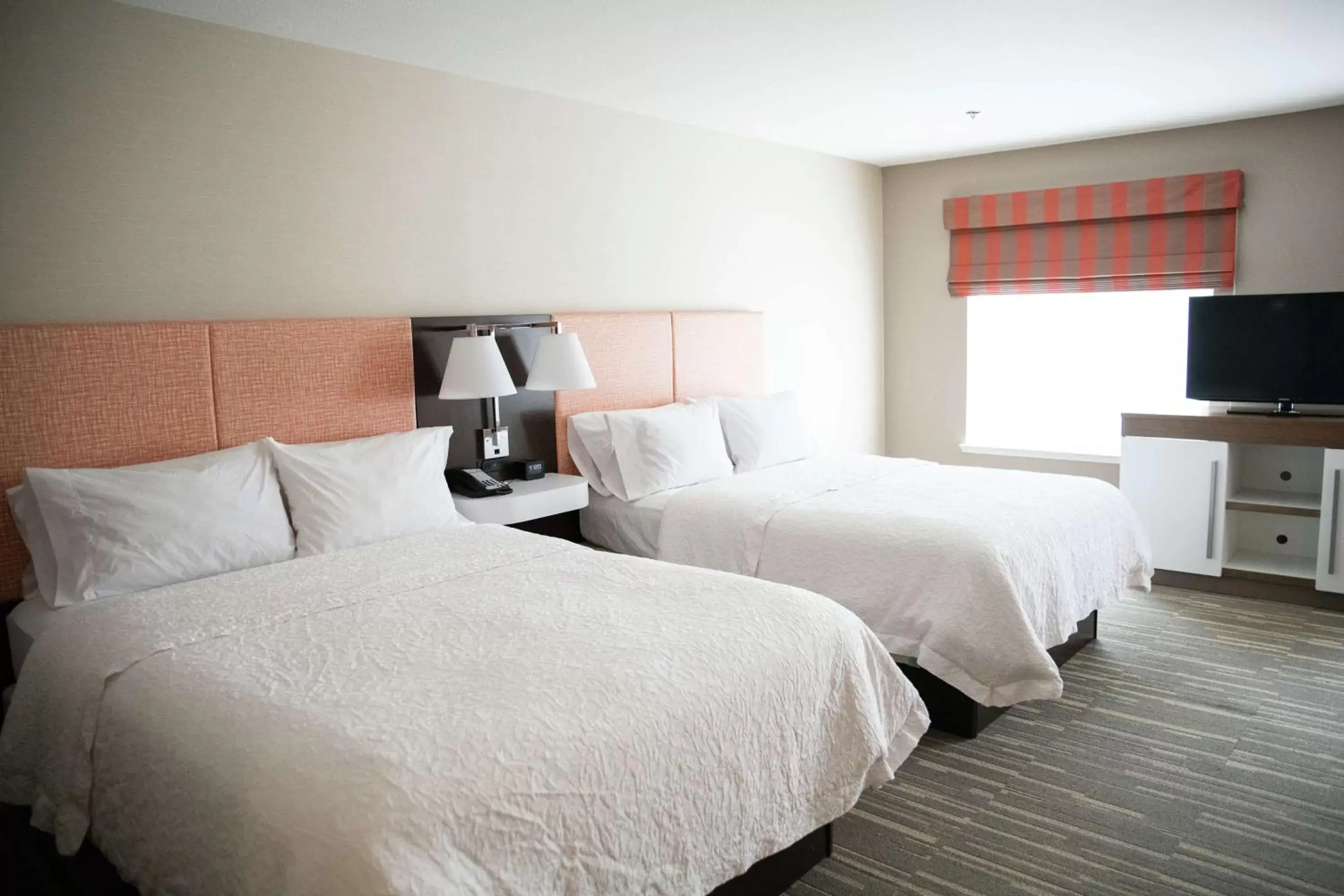 Bedroom, Bed in Hampton Inn & Suites Fresno